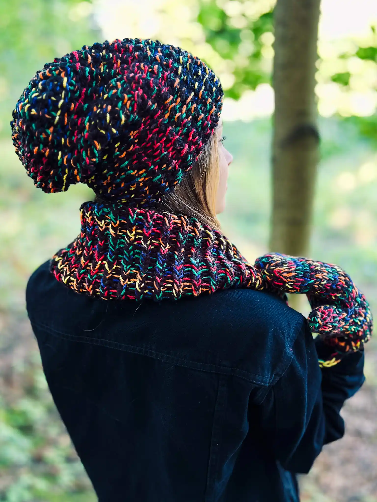 Luźna czapka MERINO 66% "Czarne czerwienie" NEVERLAND 105 czarna czapka dziergana z dodatkiem welny