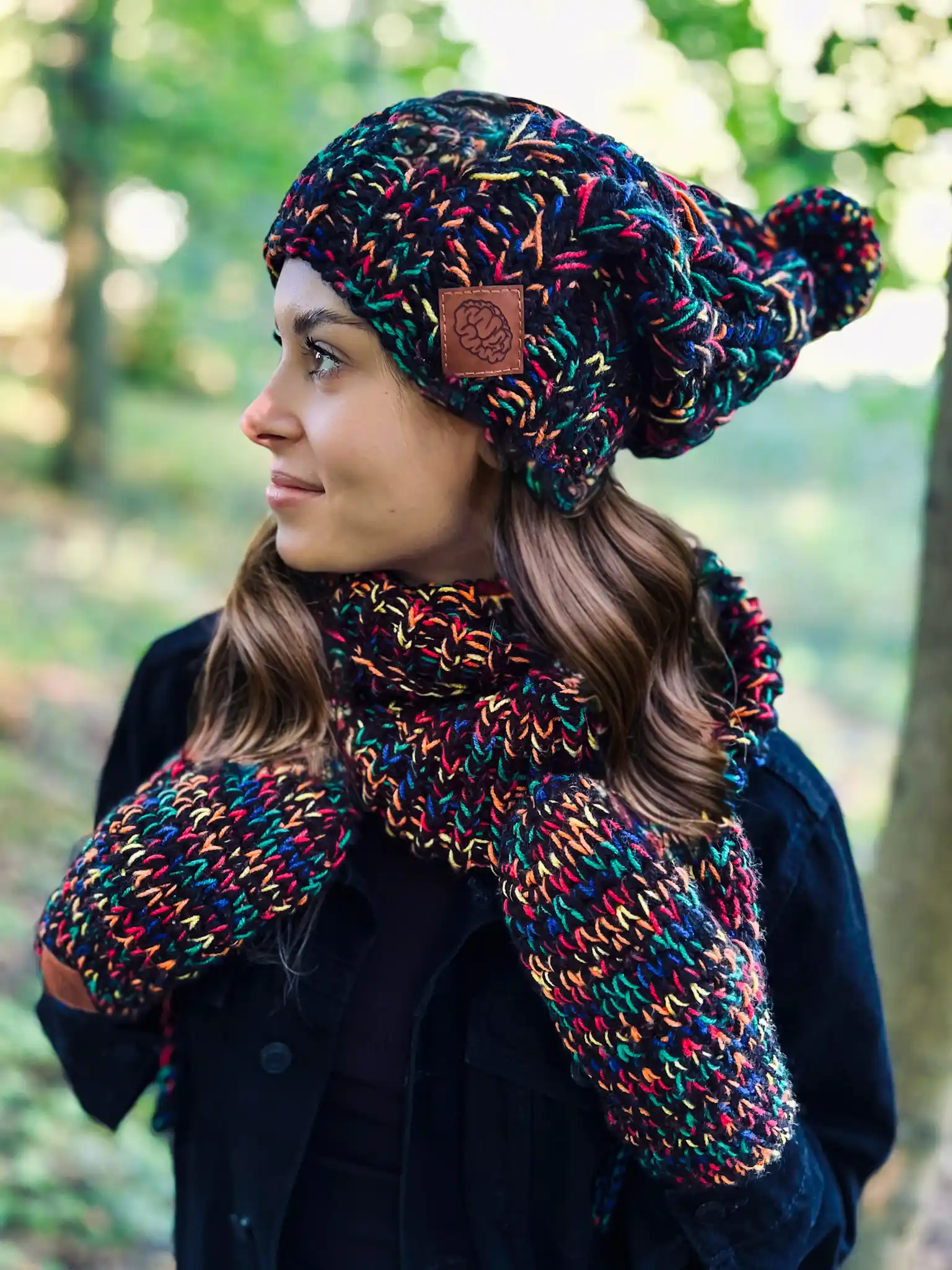 Czapka MERINO 66% ,,Czarne czerwienie" SMILE 47 czarna czapka handmade