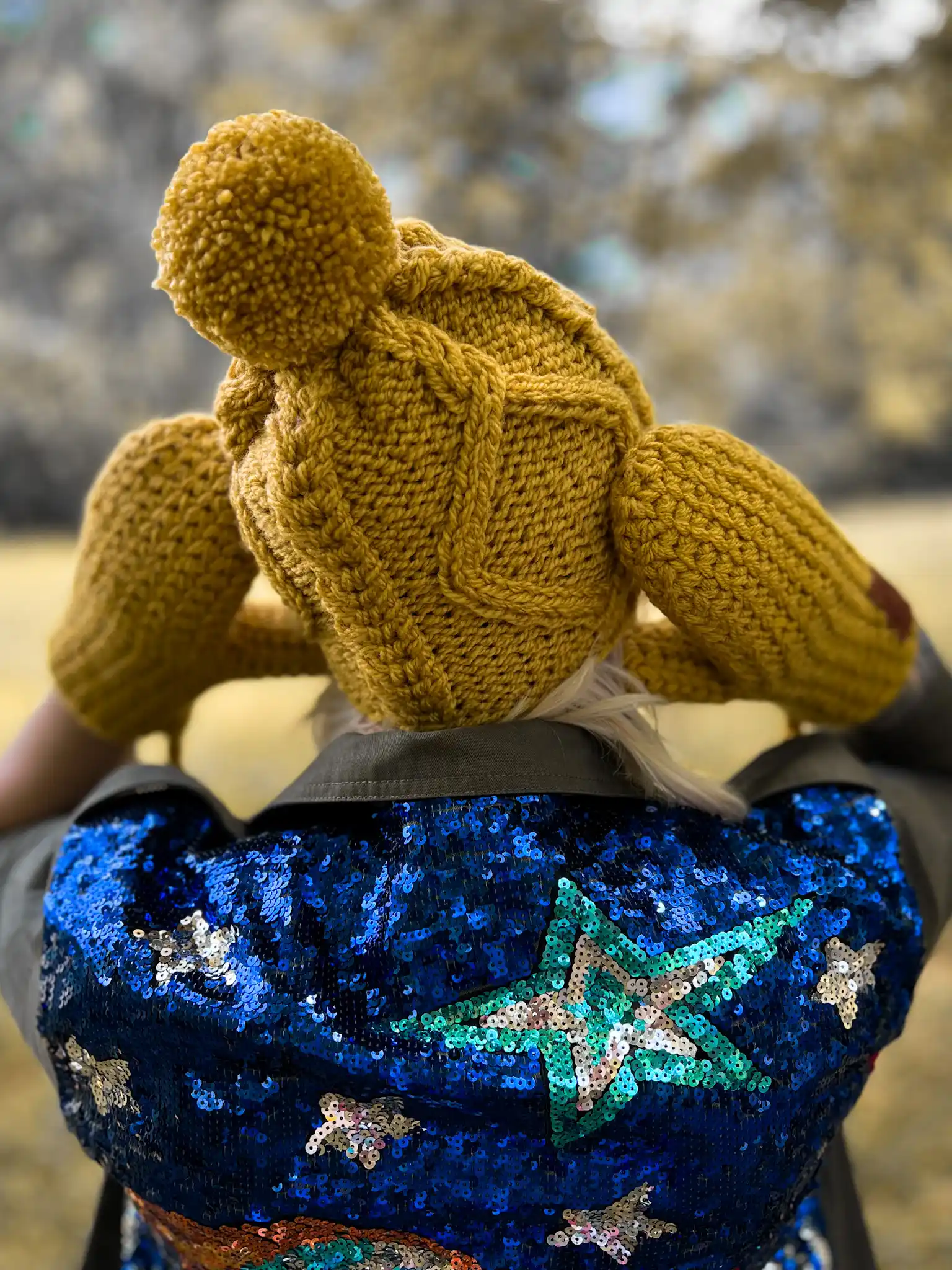 Rękawiczki handmade ze sznureczkiem ,,Miodowa musztarda" 159 damskie rekawiczki robione na drutach