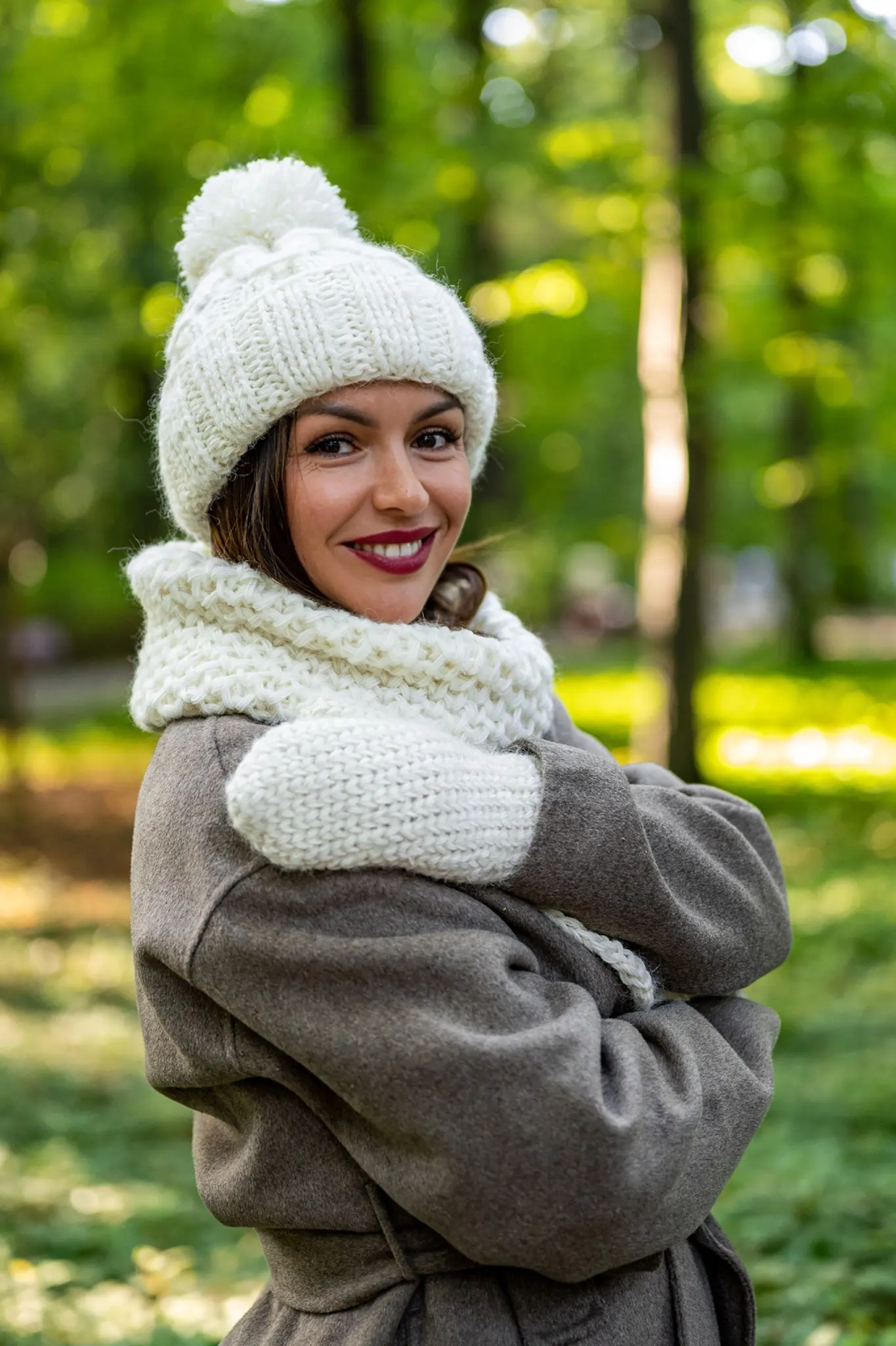 Mały komin MERINO "Beżowy ecru" 175 ecru czapka z pomponem merino