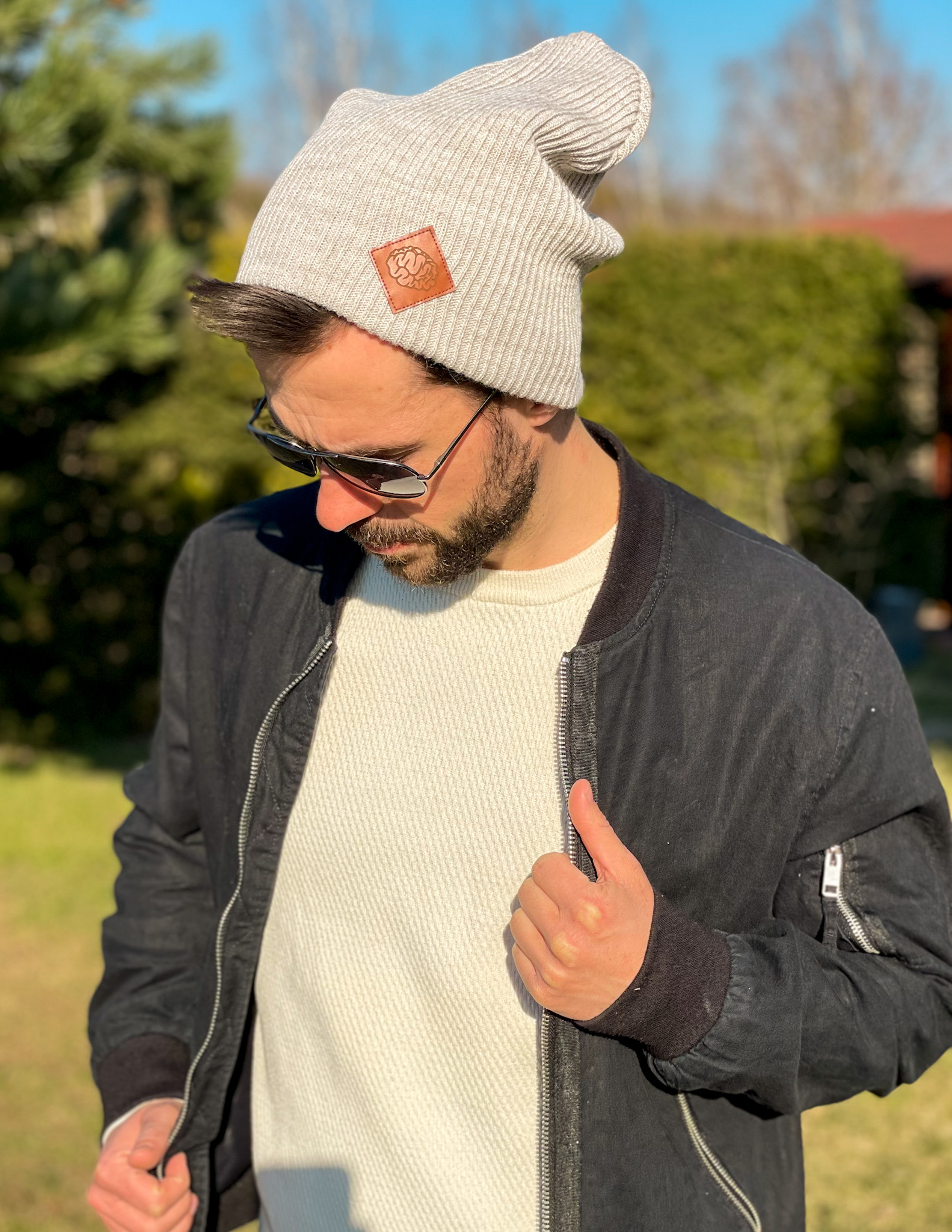 Męska czapka long logo ekoskórka "Jasny beż" 83 elegancka jasna czapka meska