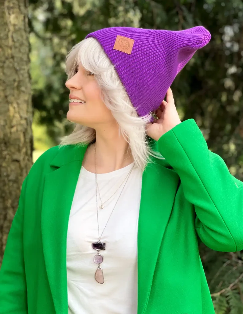fioletowa czapka slouchy