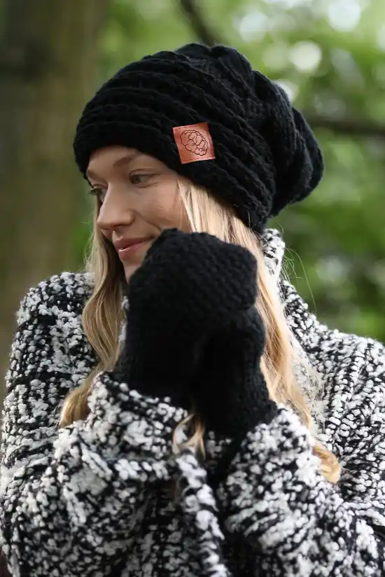 Luźna czapka THIS IS IT "Czarny" 136 czarna czapka oversize merino