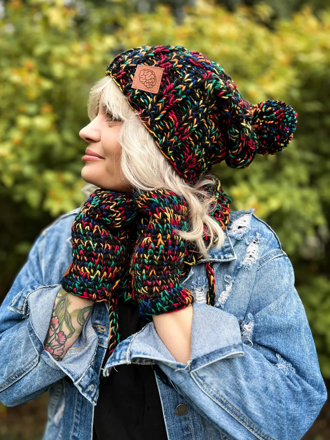 Modna czapka ENDORFINA "Czarne czerwienie" 100 glowne CZAPKA HANDMADE