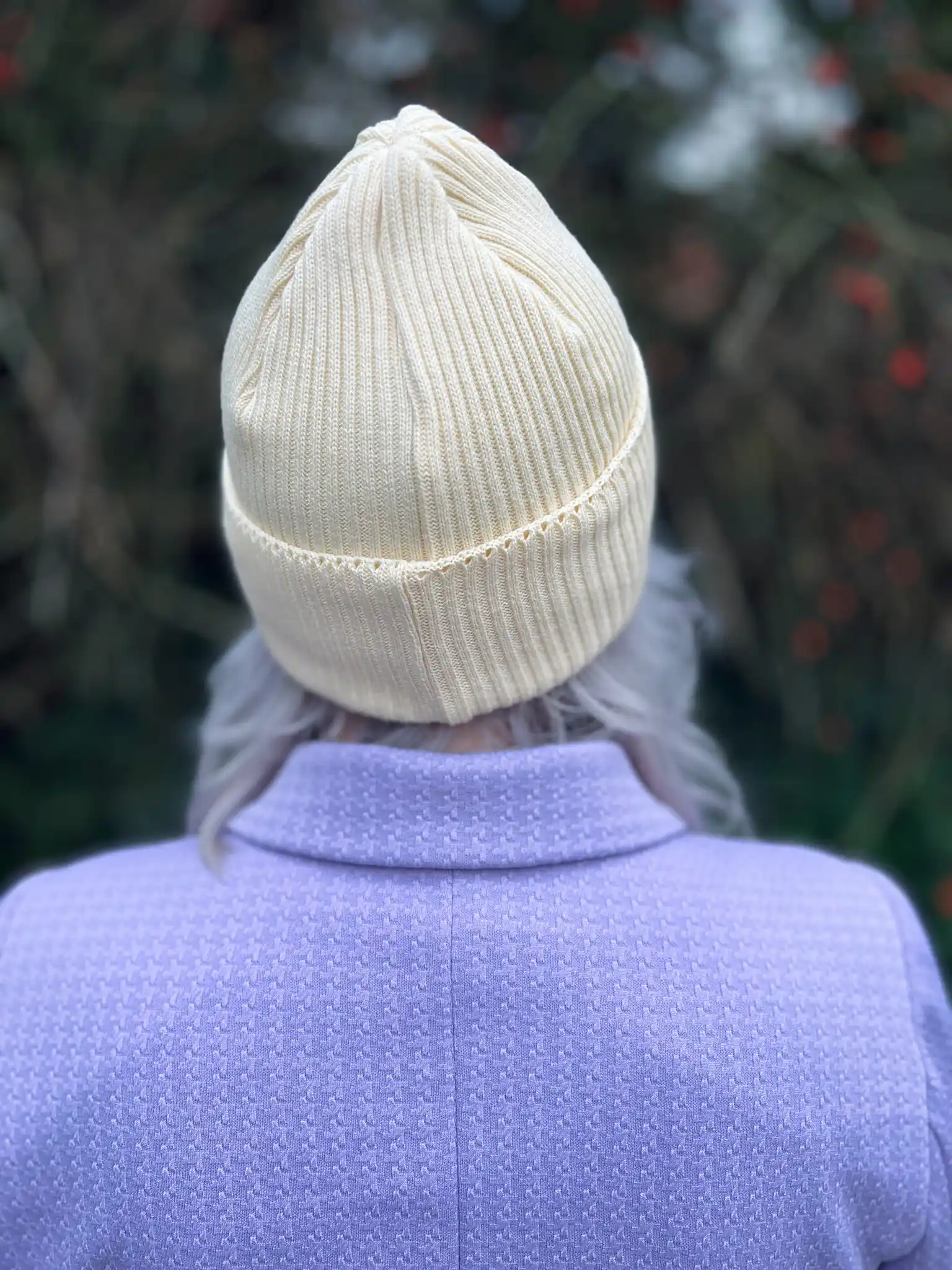 Czapka beanie z bawełny logo kolorowe "Ecru" 111 jasna bawelniana beanie jesienna