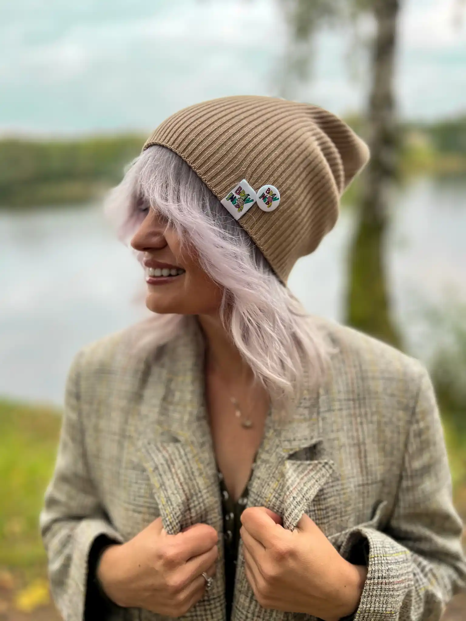 Luźna czapka z bawełny logo kolorowe "Beżowa" 53 jasna czapka bawelniana slouchy