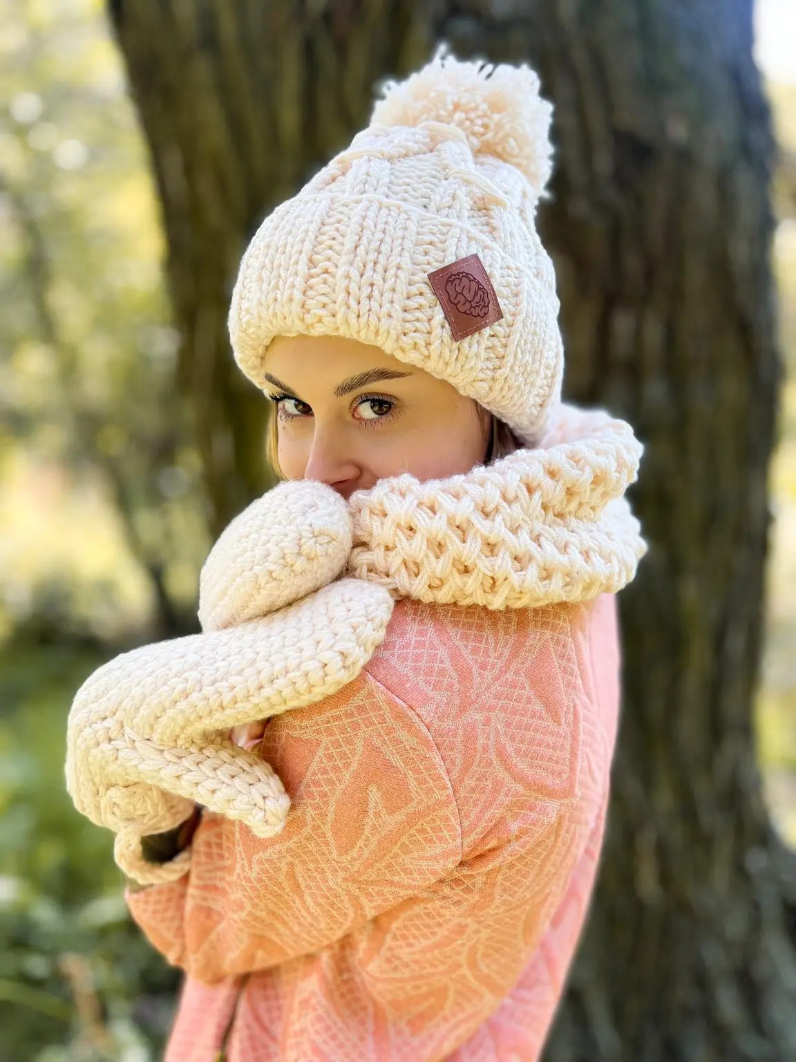 Czapka z dużym pomponem EUFORIA ,,Ecru" 18 jasna czapka handmade na narty