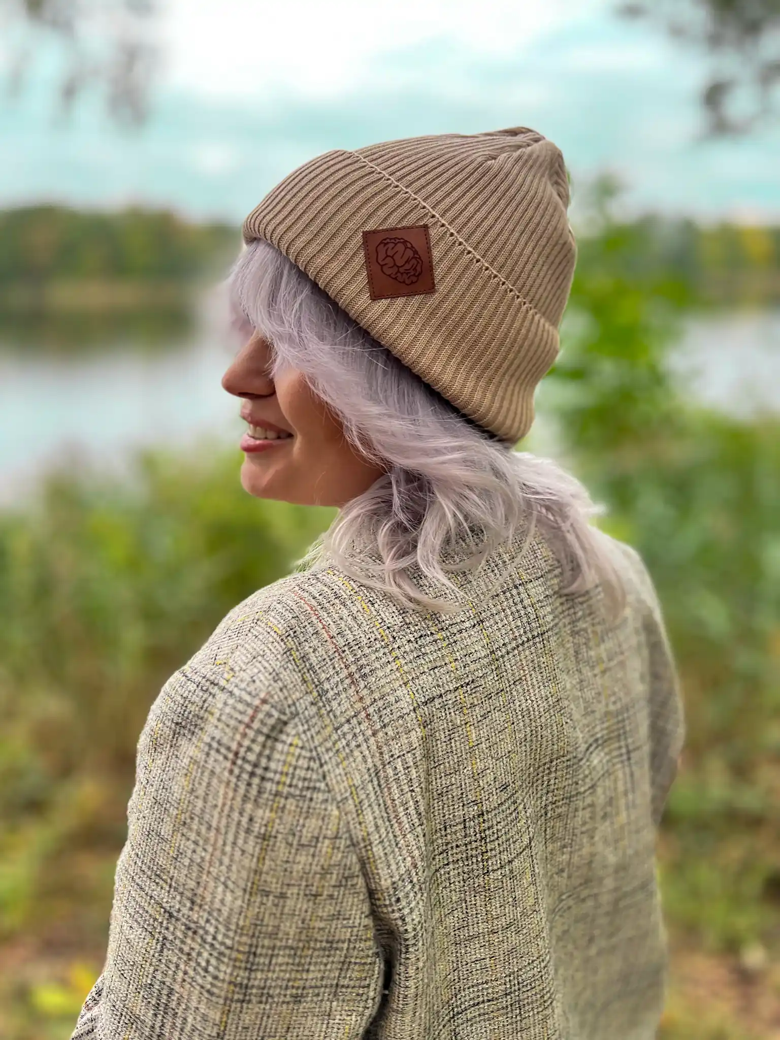 Bawełniana czapka beanie logo ekoskórka "Beżowa" 58 jasna czapka w gory