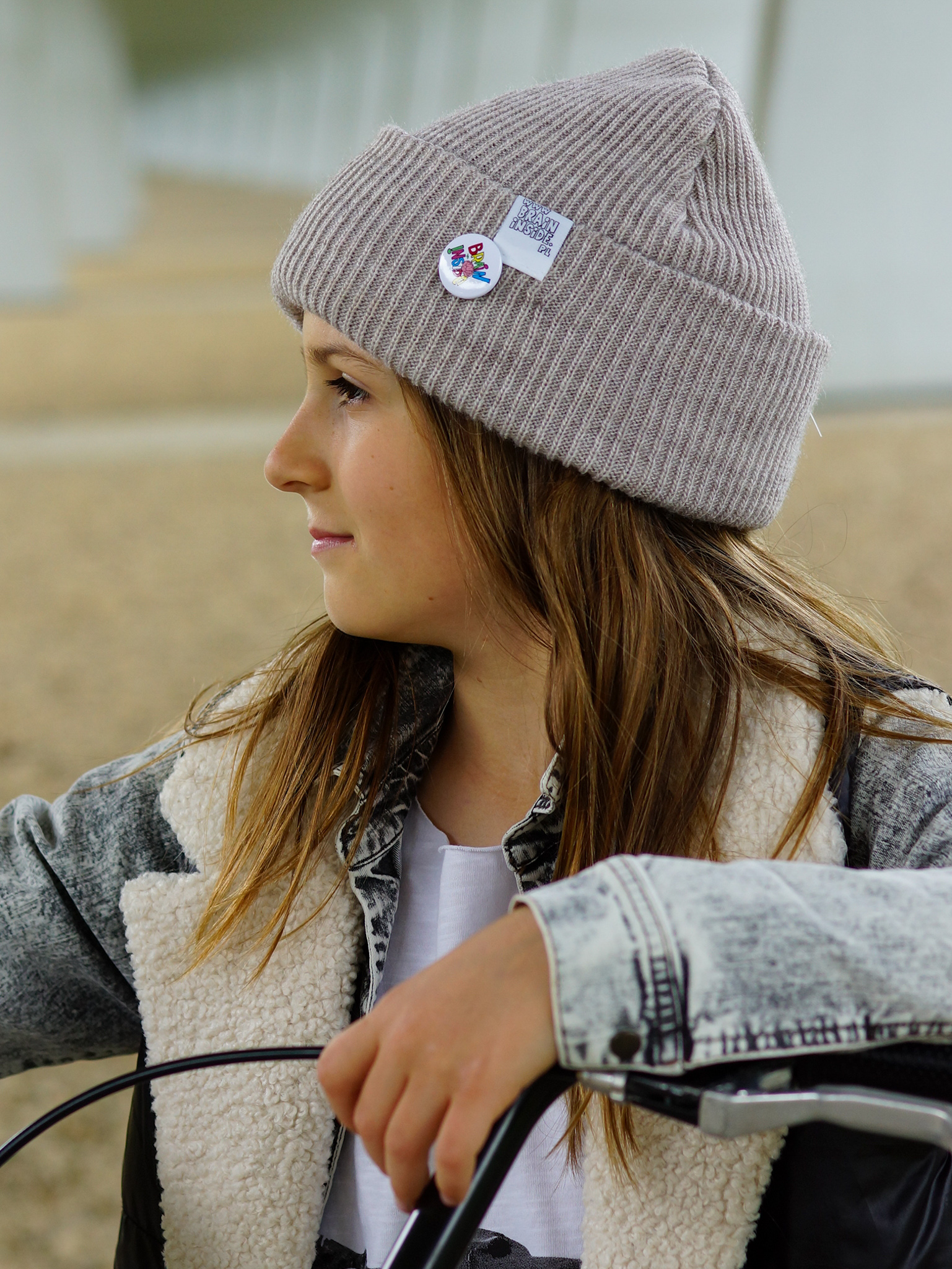 Czapka beanie dla dziecka logo kolorowe "Jasny beż" 29 jasno bezowa czapka ciepla dziecieca zimowa Brain Inside