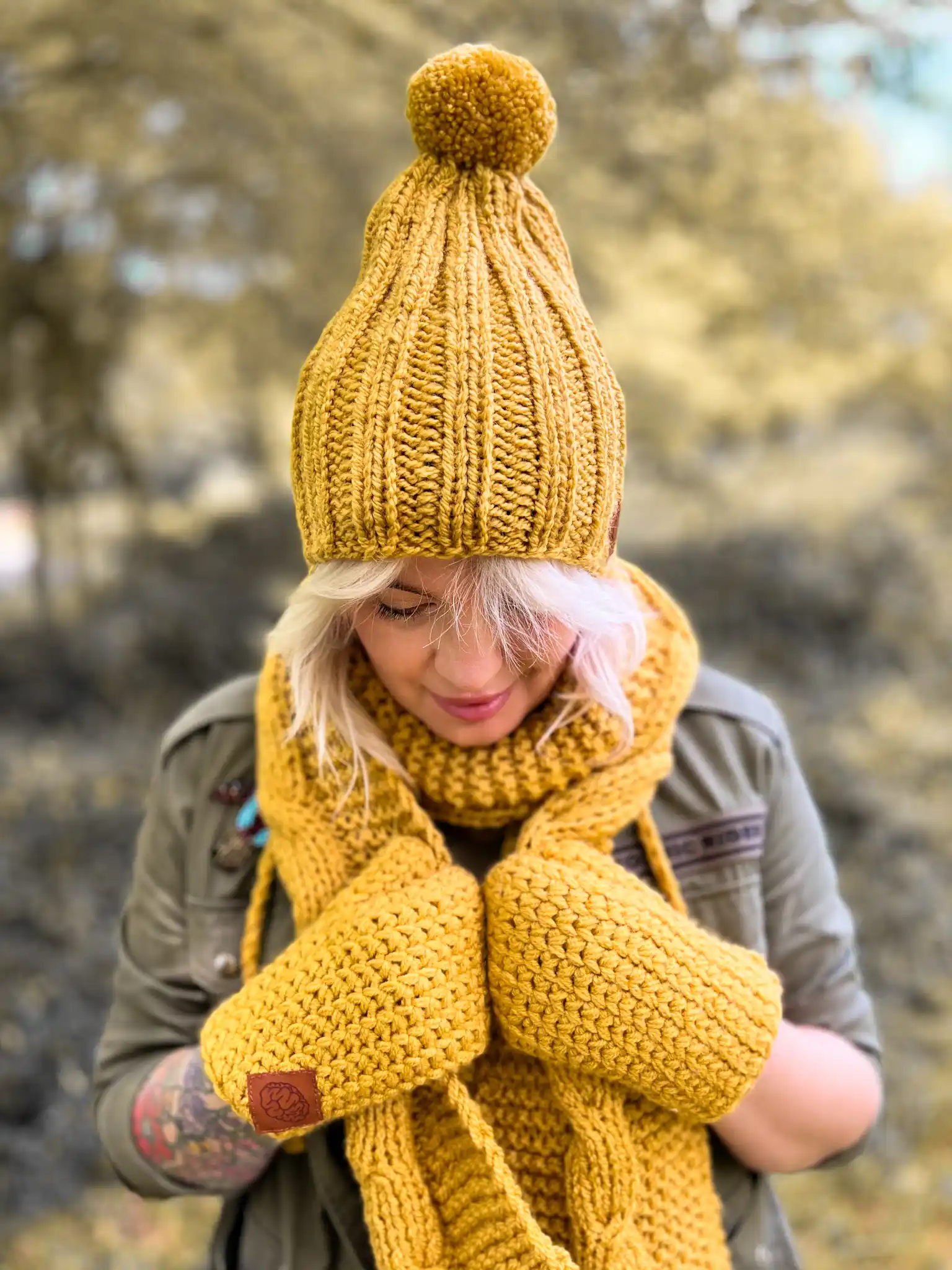 Rękawiczki handmade ze sznureczkiem ,,Miodowa musztarda" 158 jednopalczaste rekawiczki na sznureczku