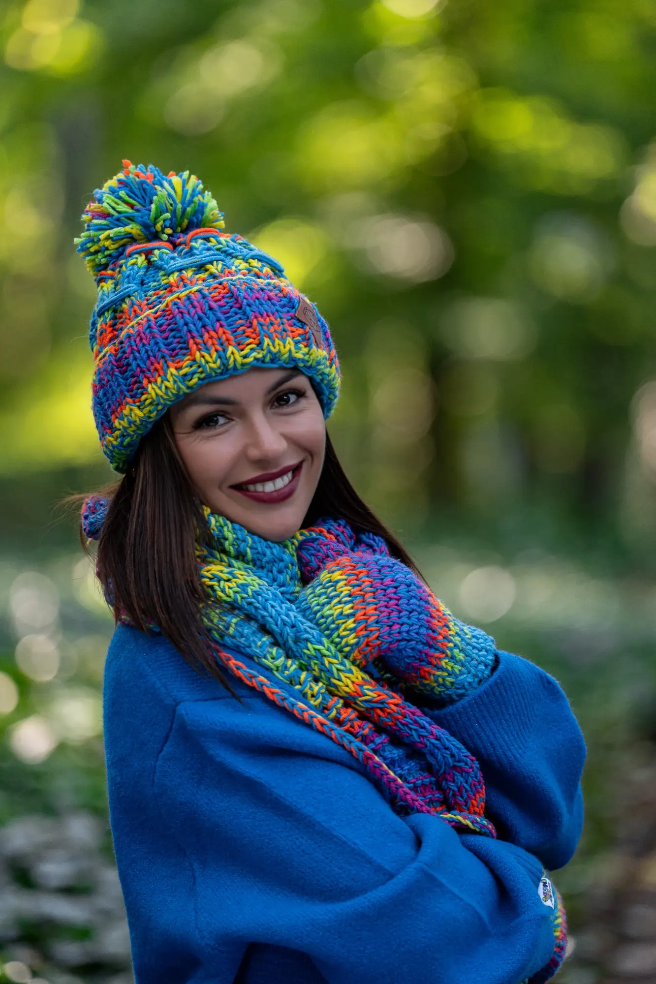 Czapka MERINO 50% ,,Tęcza błękit" EUFORIA 59 kolorowa czapka merino z duzym pomponem