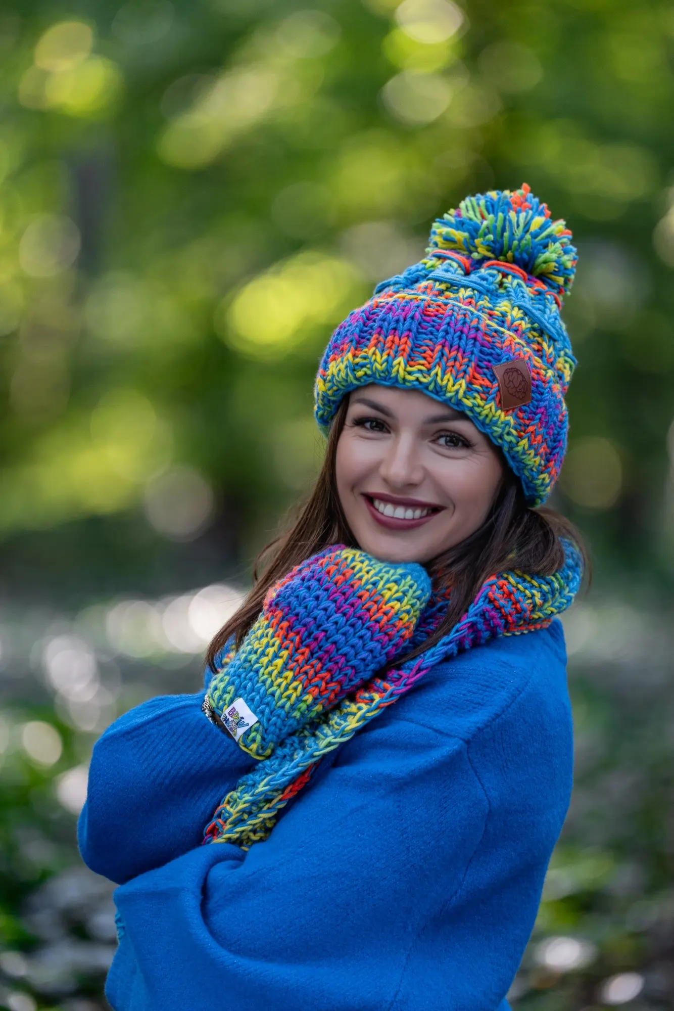 Czapka MERINO 50% ,,Tęcza błękit" EUFORIA 58 kolorowa czapka z duzym pomponem merino