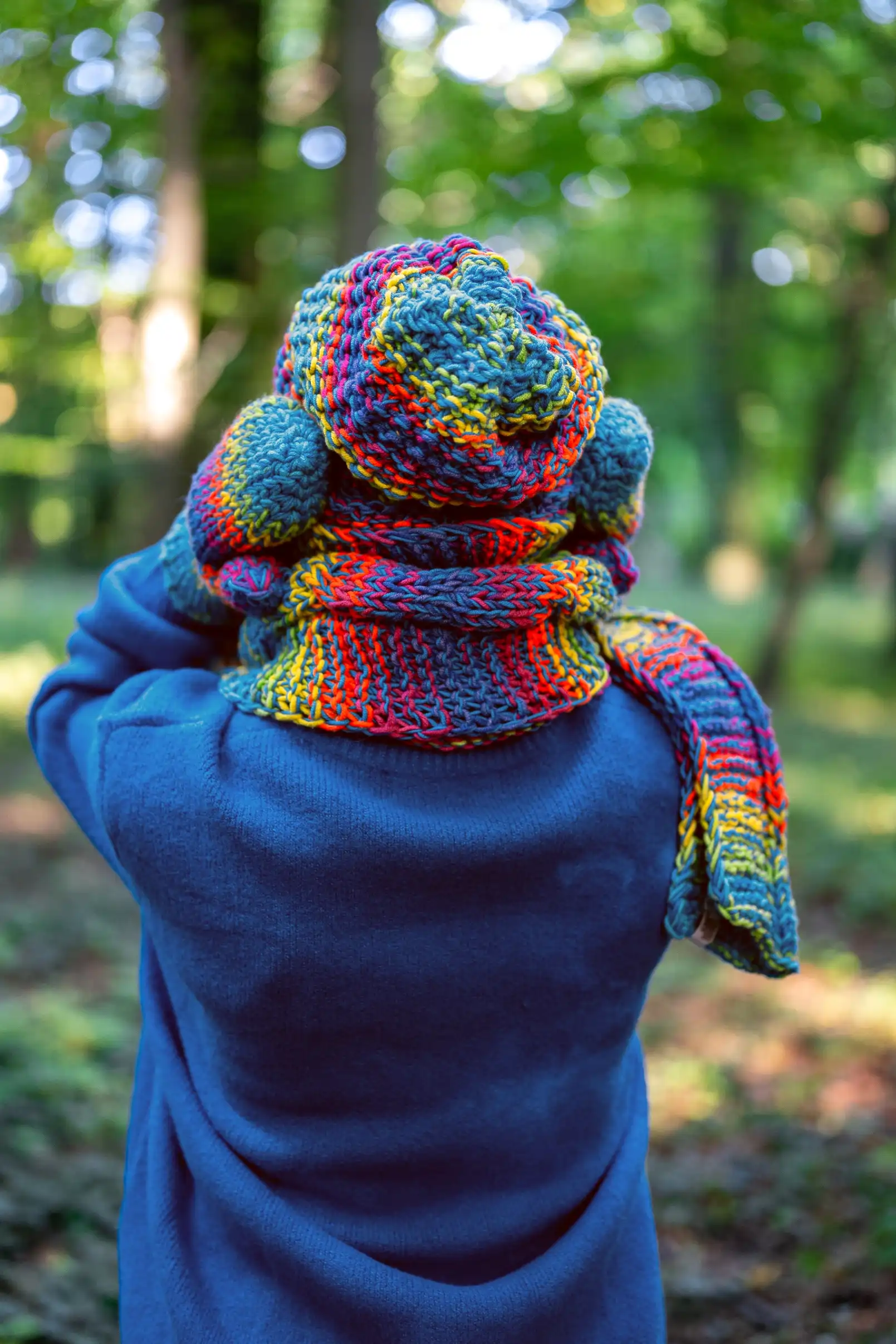 Czapka MERINO 50% ,,Tęcza błękit" NEVERLAND 113 kolorowa damska czapka z polarem