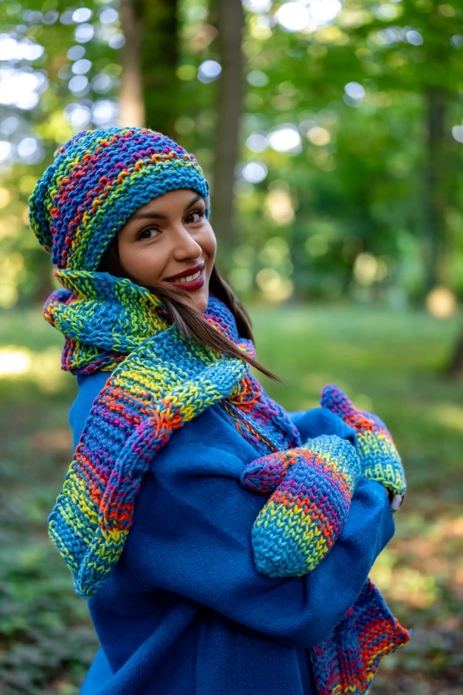 Czapka MERINO 50% ,,Tęcza błękit" NEVERLAND 114 kolorowe rekawiczki cieple