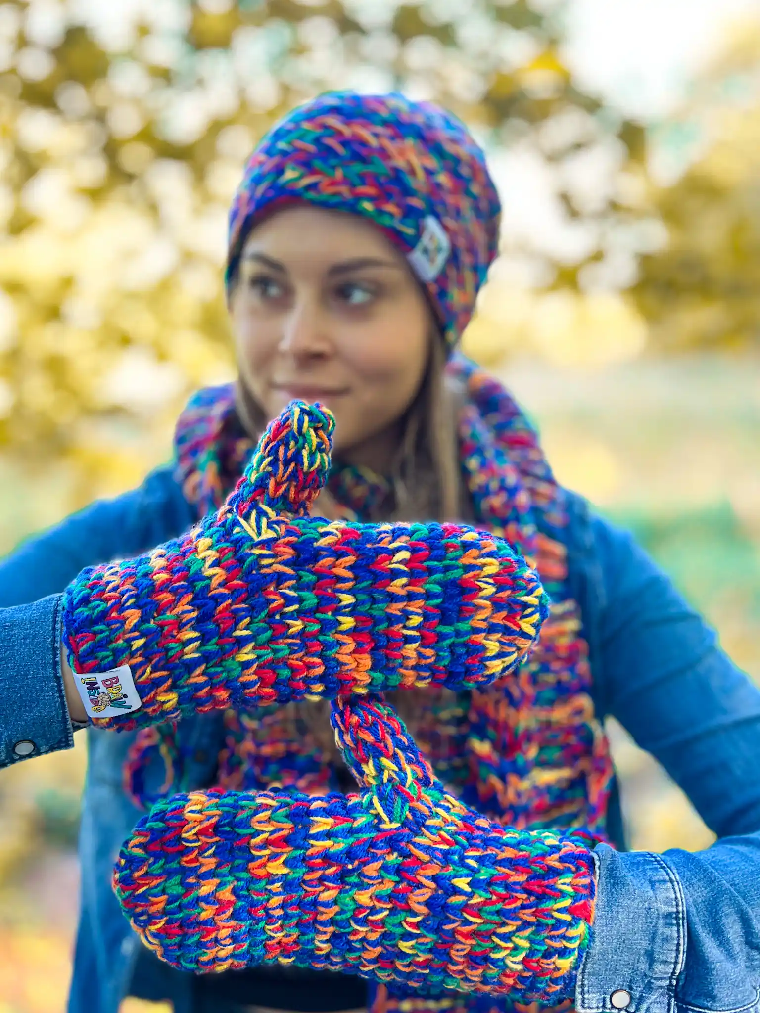 Rękawiczki handmade ze sznureczkiem ,,Pokojowe granaty" 146 kolorowe rekawiczki robione na drutach