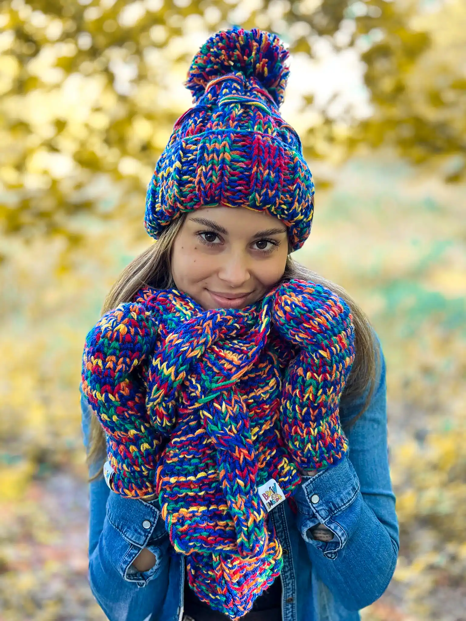 Rękawiczki handmade ze sznureczkiem ,,Pokojowe granaty" 142 kolorowe rekawiczku ocieplane polarem
