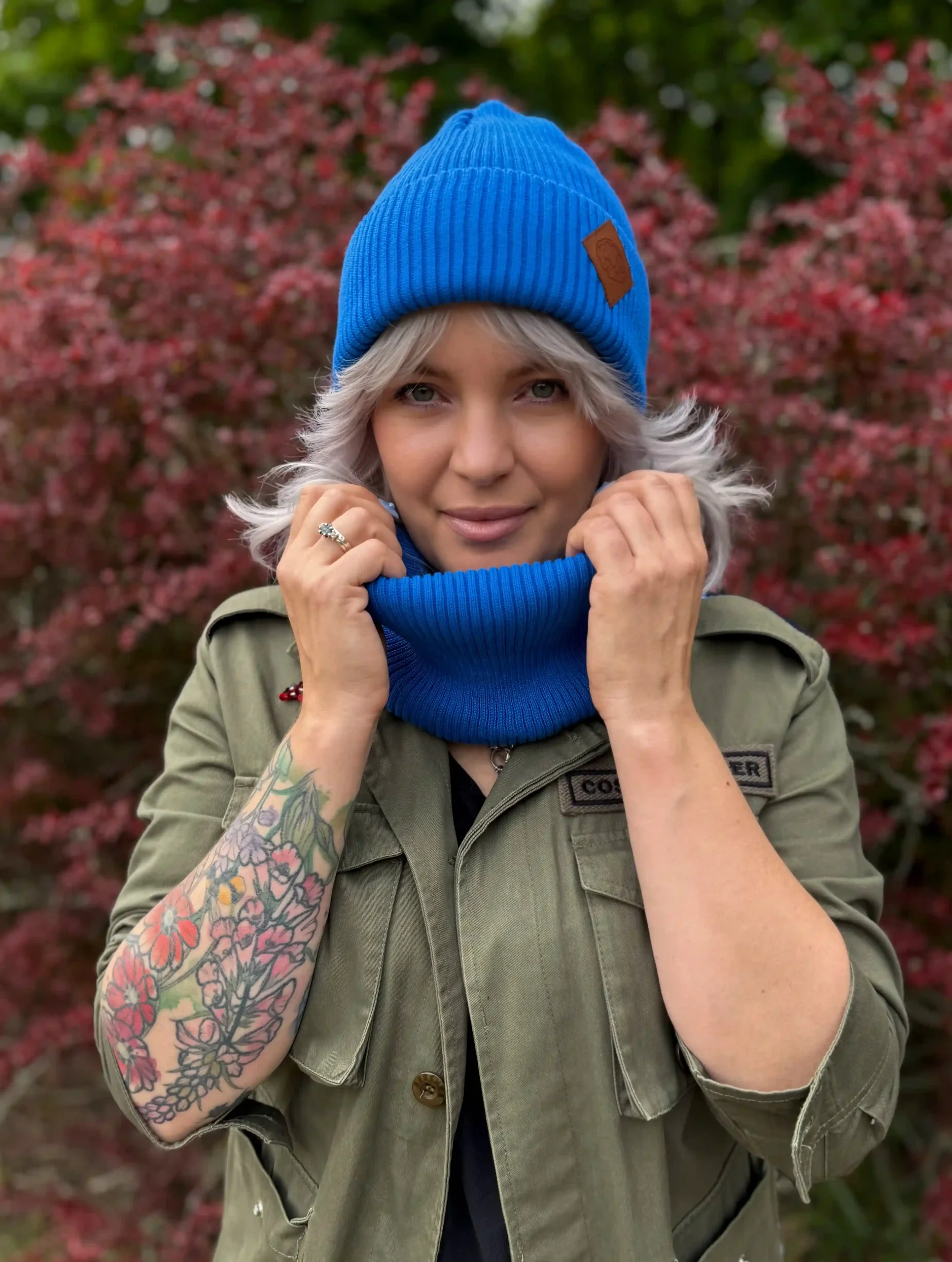 Bawełniana czapka beanie logo ekoskórka "Niebieski Kobalt" 29 komin z bawelny niebieki scaled 1