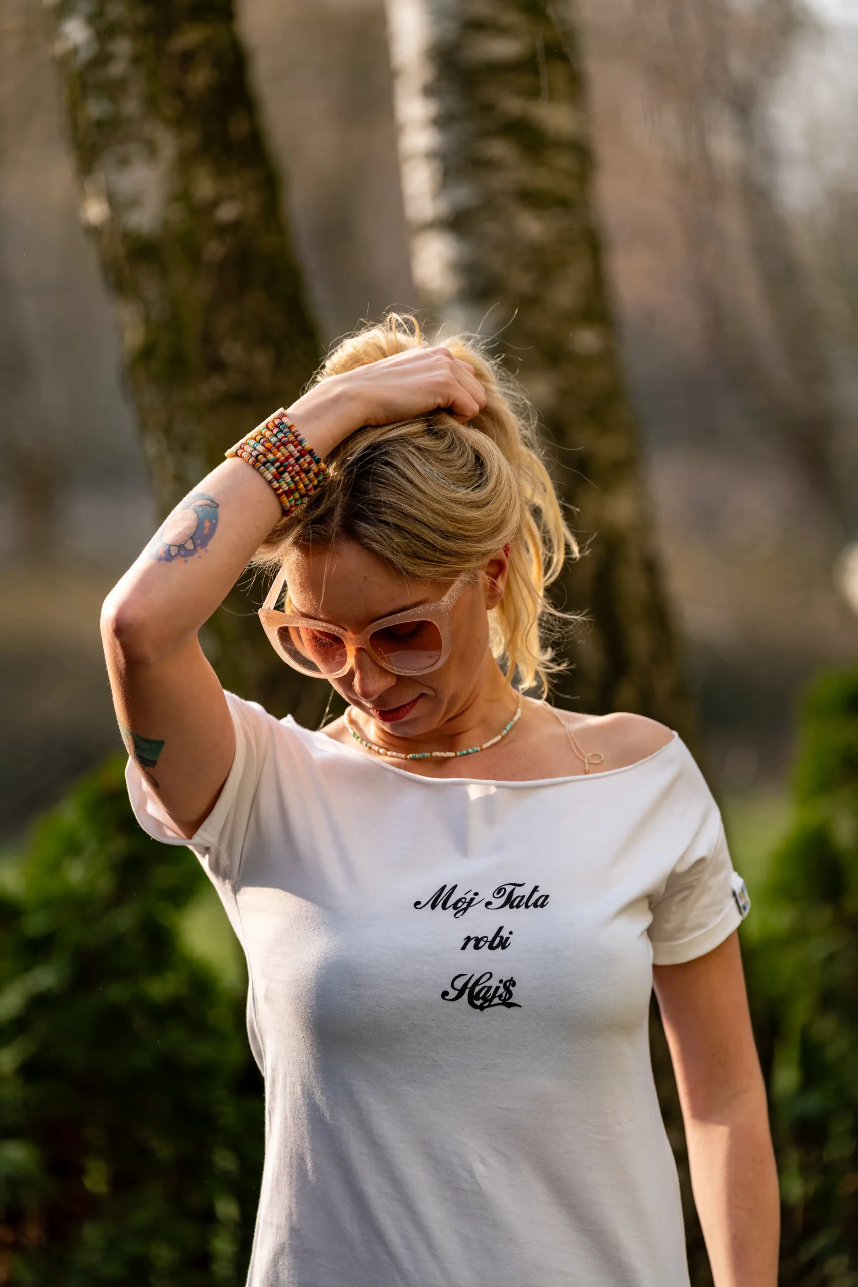 Biała koszulka oversize z nadrukiem Mój tata robi hajs 38 koszulka damska oversize scaled 1