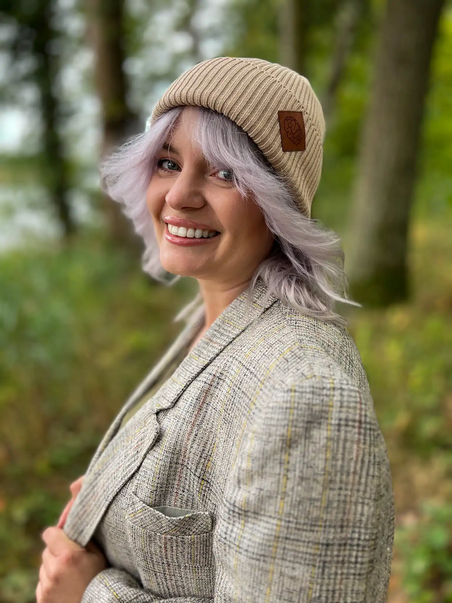 Bawełniana czapka beanie logo ekoskórka "Beżowa" 23 krotka bezowa czapka jesienna