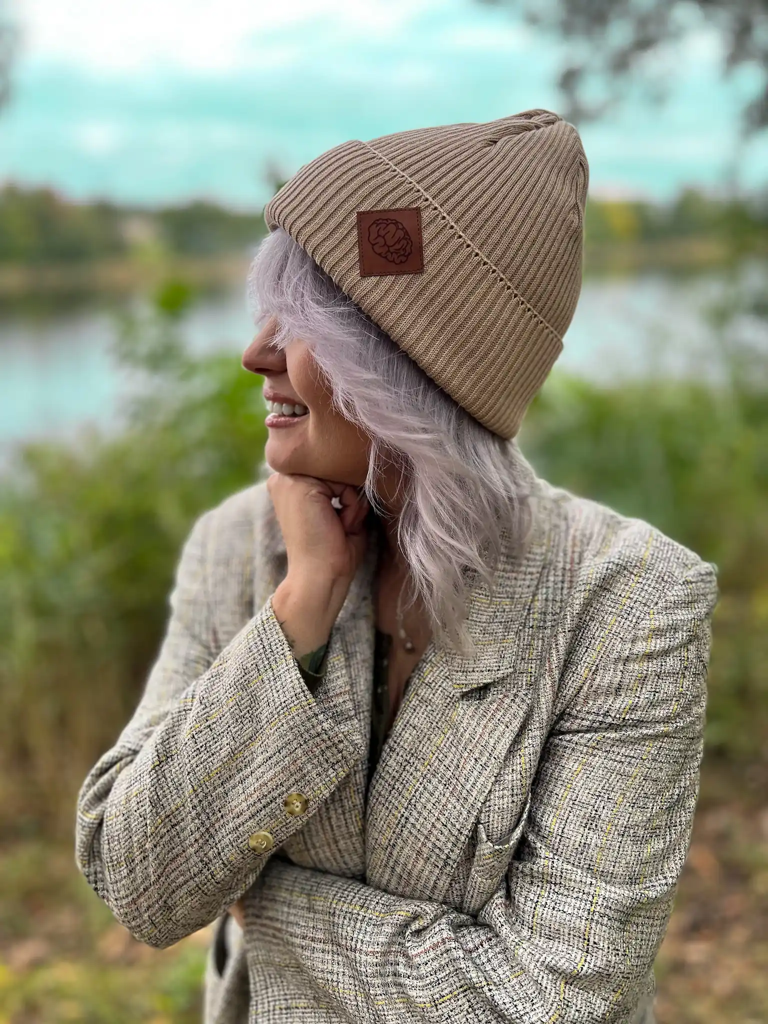 Bawełniana czapka beanie logo ekoskórka "Beżowa" 55 krotka bezowa czapka na narty