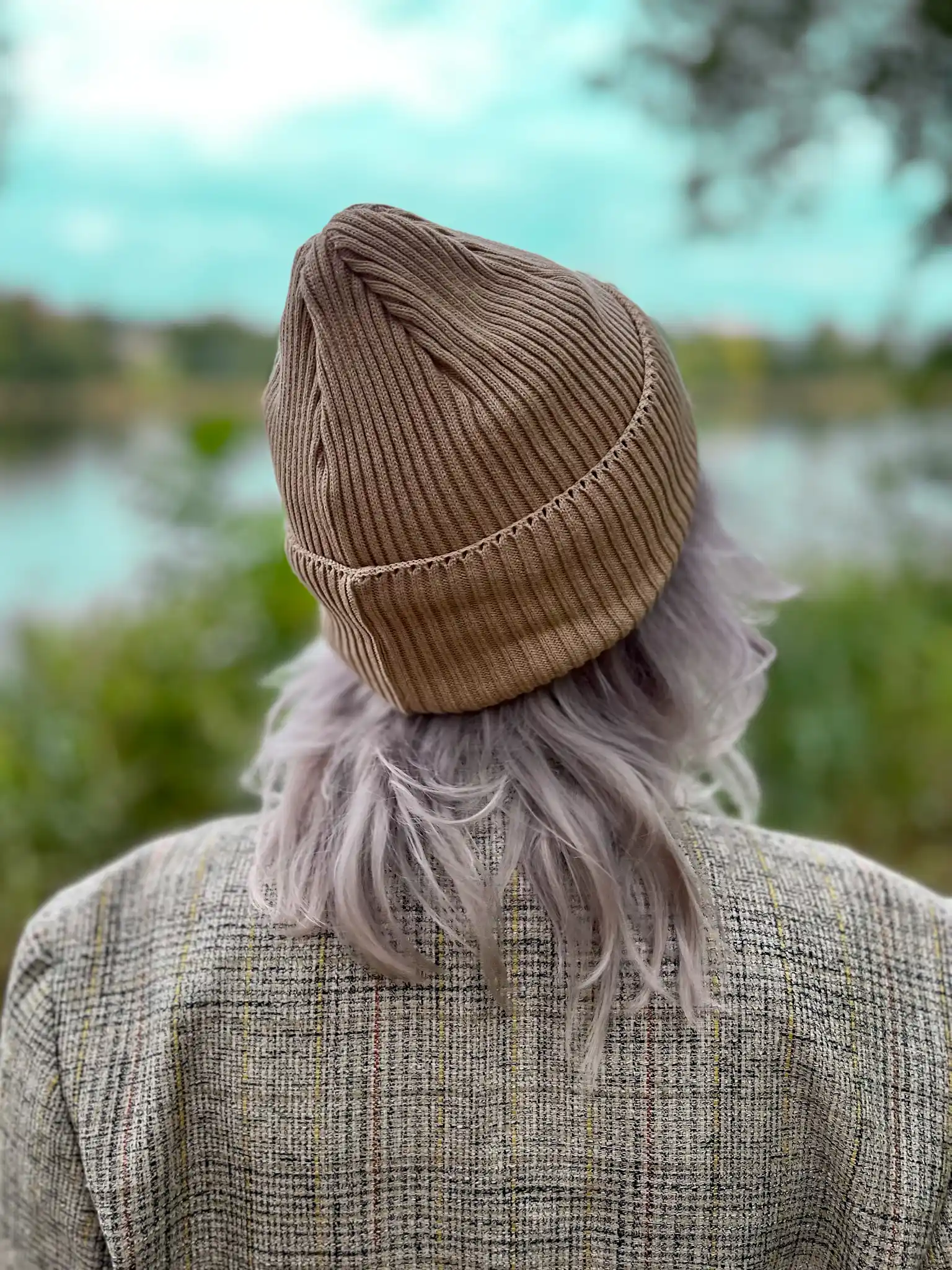 Bawełniana czapka beanie logo ekoskórka "Beżowa" 184 krotka bezowa czapka na zagle