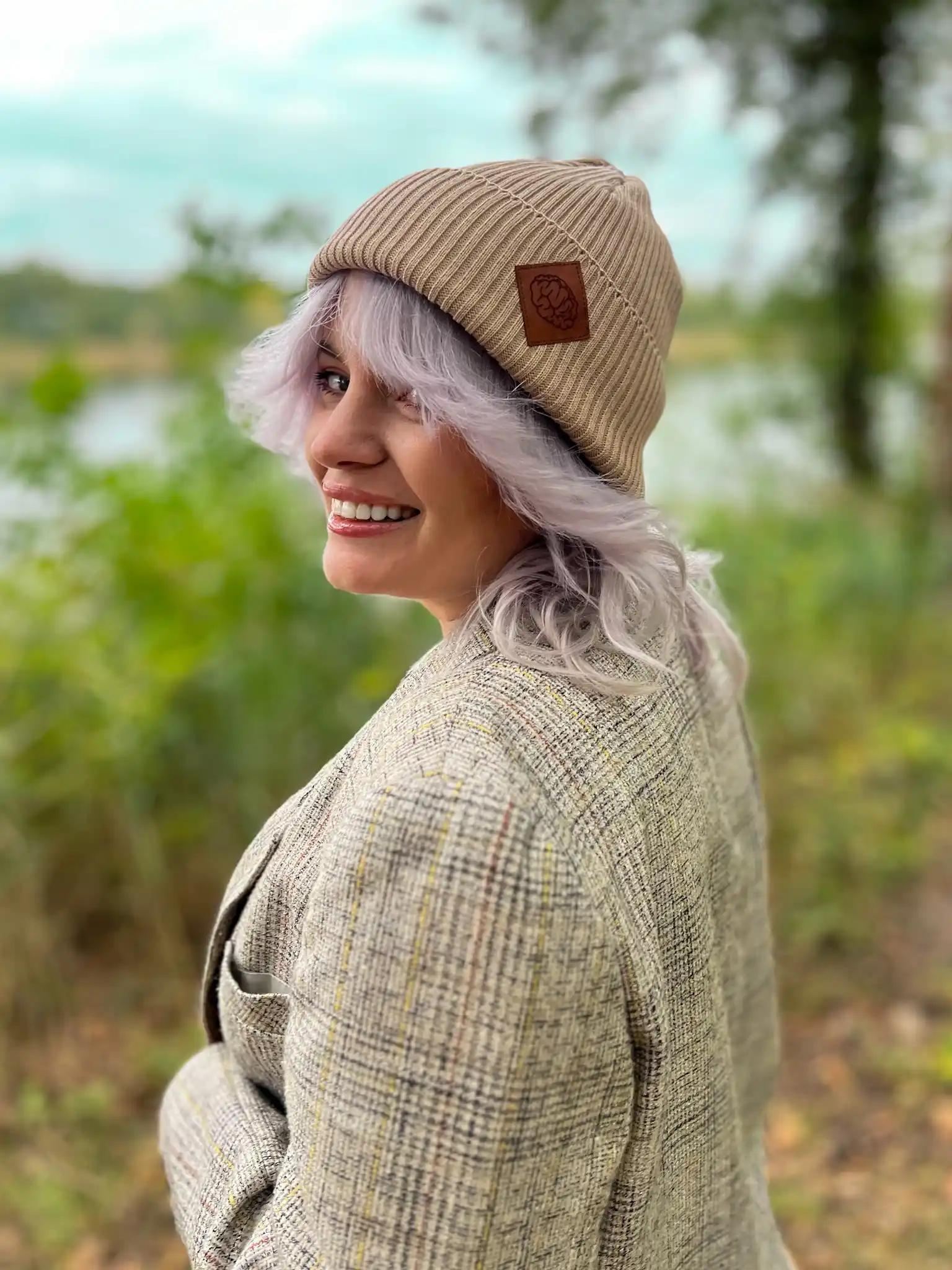 Bawełniana czapka beanie logo ekoskórka "Beżowa" 61 krotka bezowa czapka wiosenna