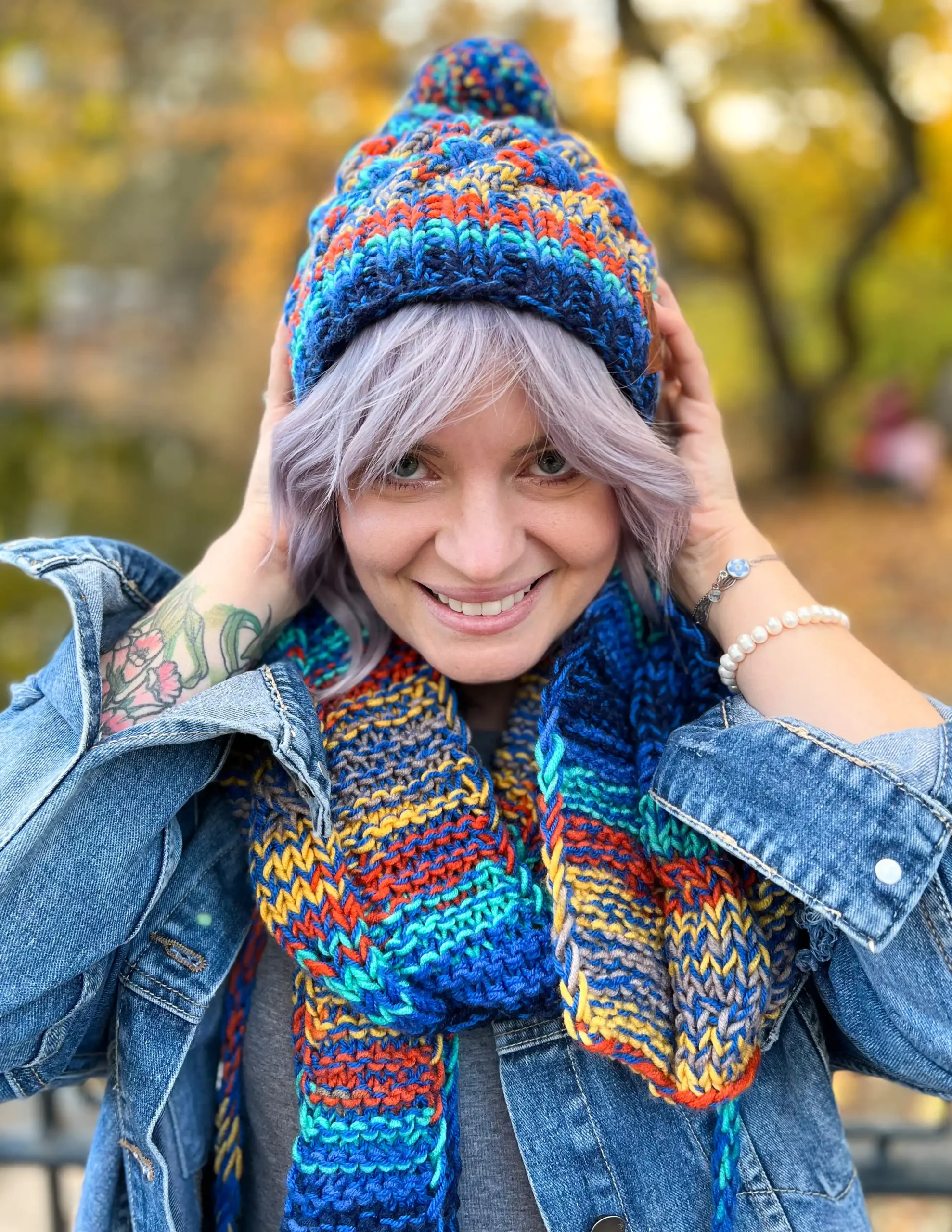 Modna czapka zimowa HAPPY ,,Górski potok" 109 krotka czapka handmade z pomponem scaled 1