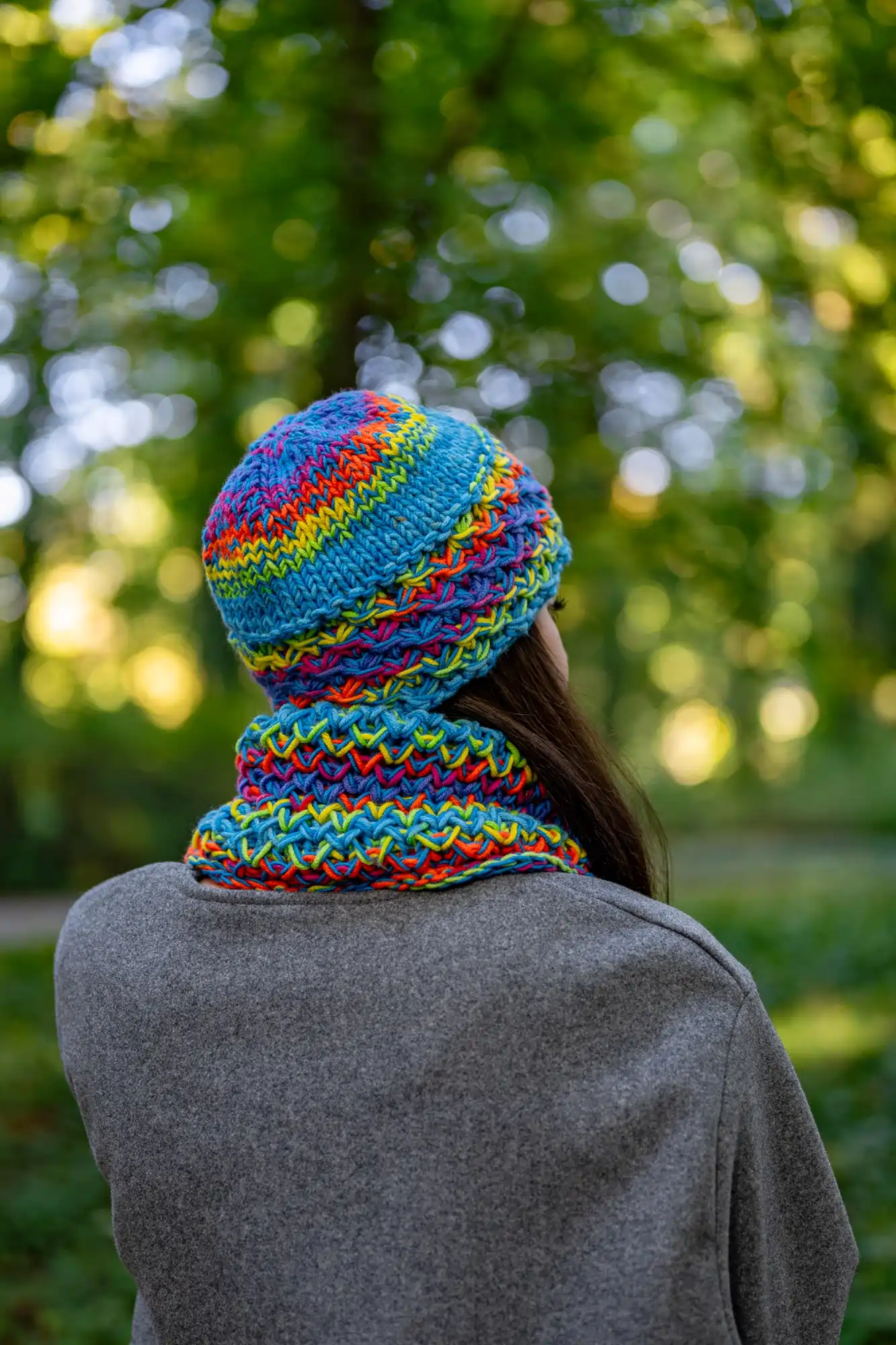 Mały komin MERINO 50% "Tęcza błękit" 42 krotka kolorowa czapka