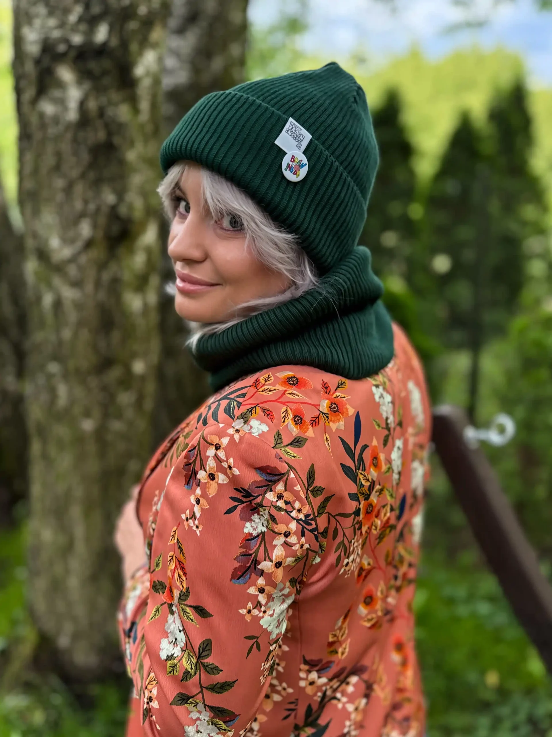 Czapka beanie z bawełny logo kolorowe "Zielony" 144 krotka wywinieta czapka zielona scaled 1
