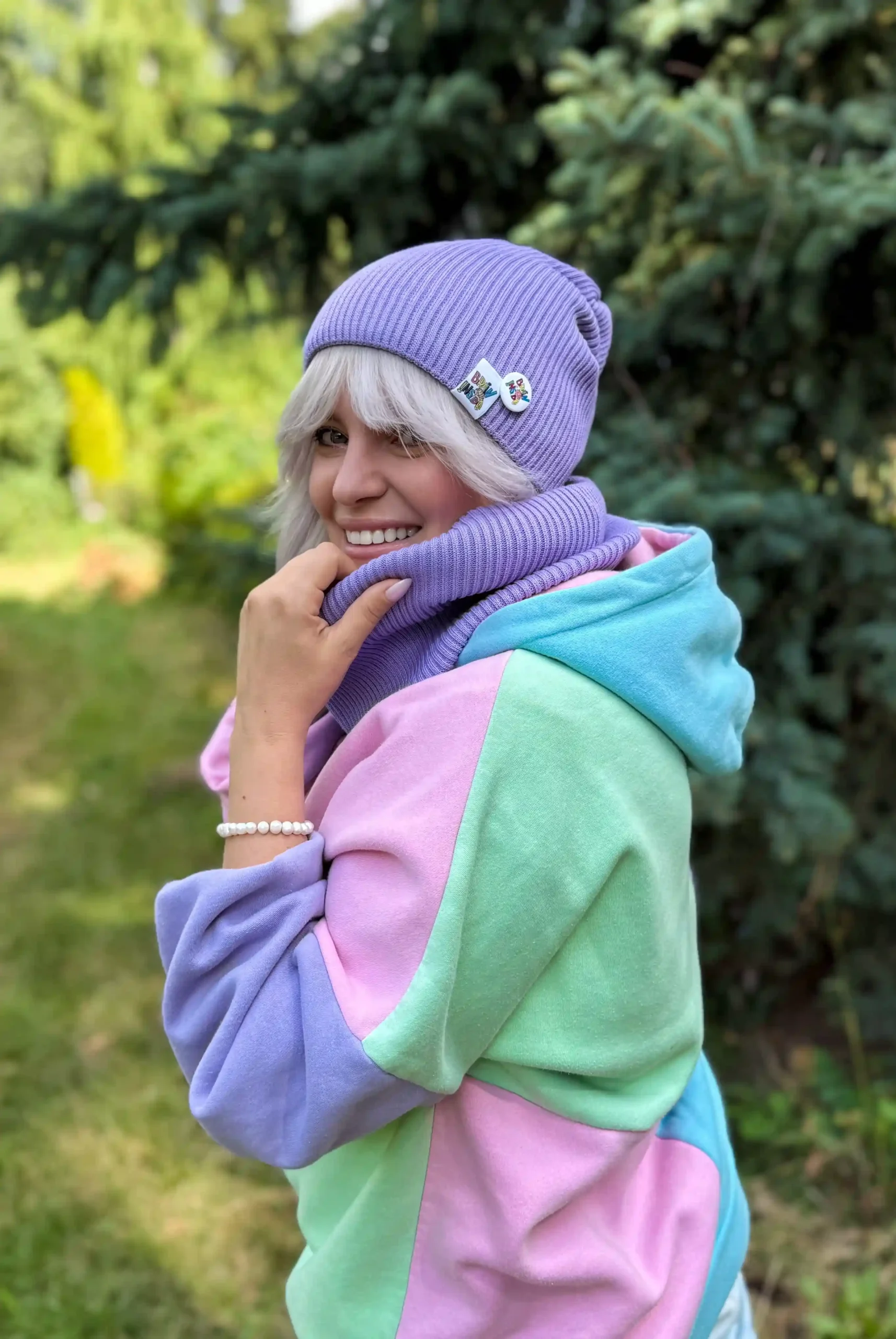 Luźna czapka z bawełny logo kolorowe "Jasny fiolet" 130 lekki bawelniany komin przejsciowy scaled 1