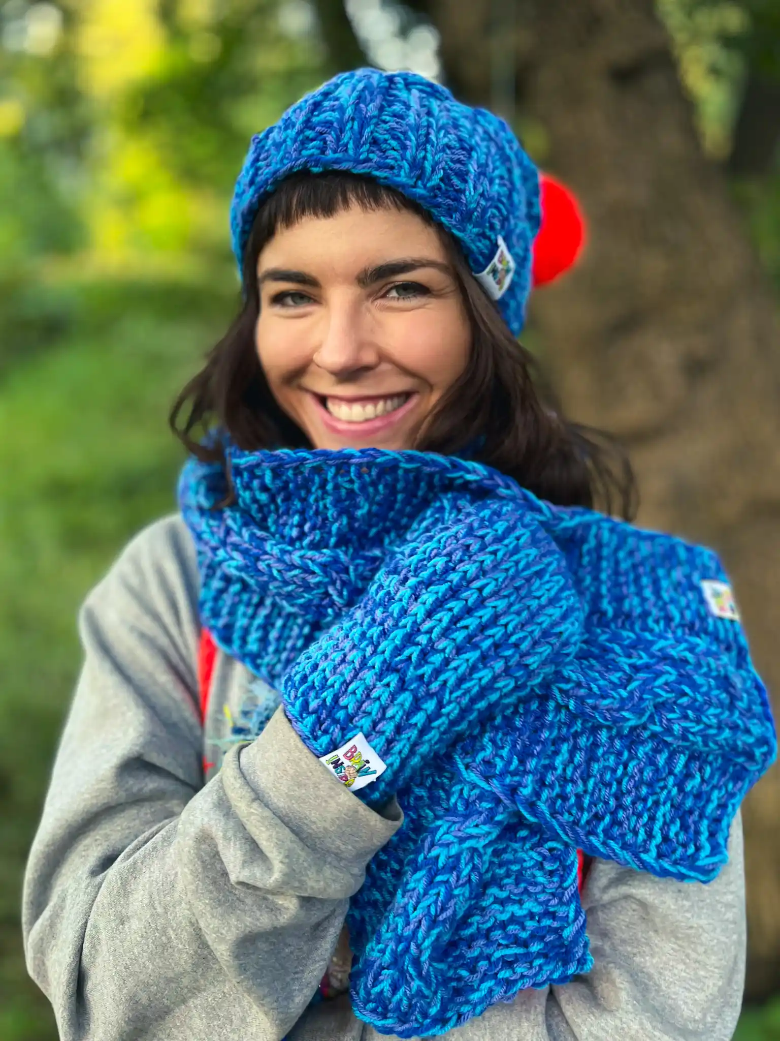 Kolorowa zimowa czapka ENDORFINA "Niebieskości" 133 luźna czapka oversize