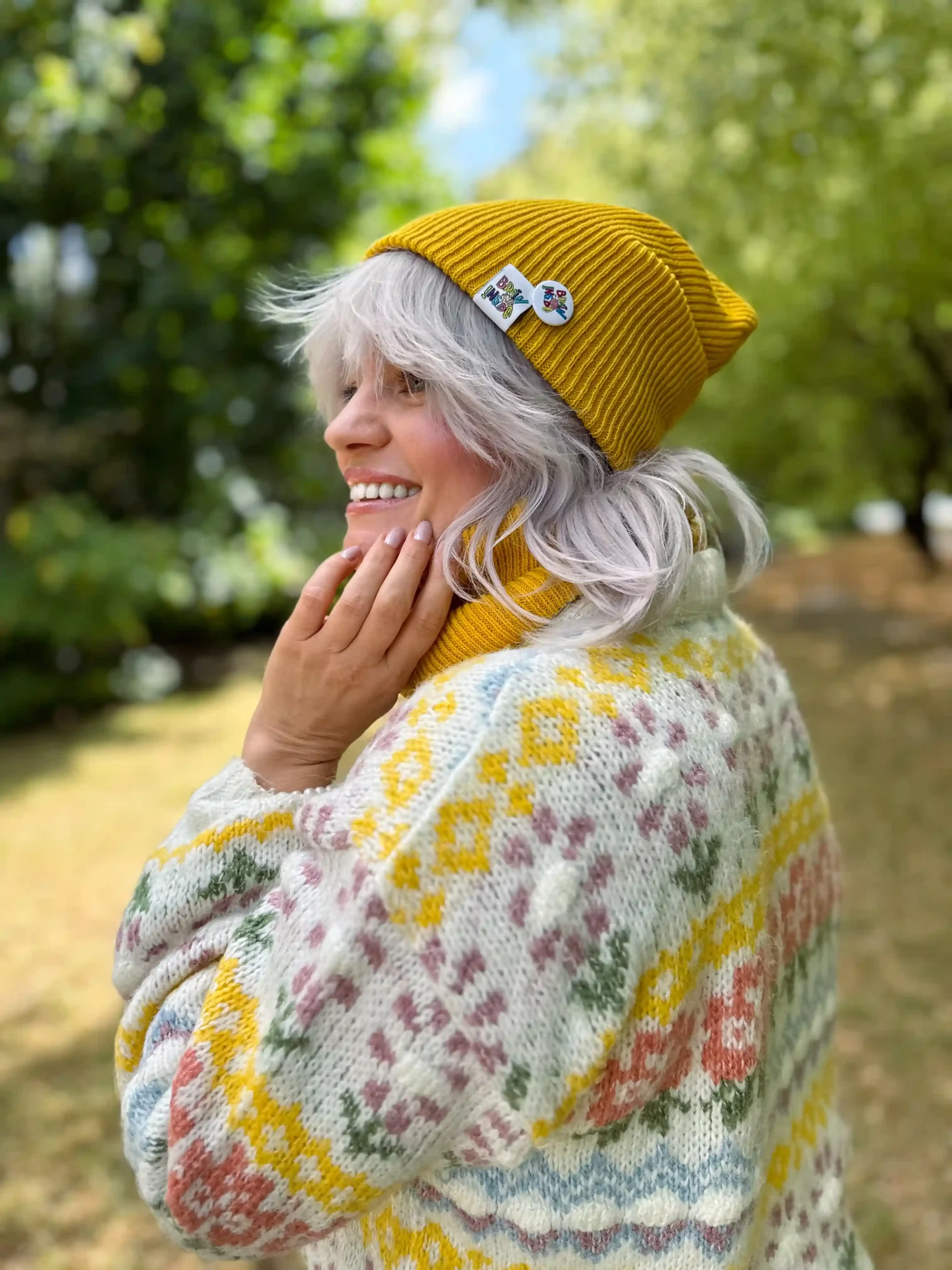 Czapka slouchy logo kolorowe "Miodowa" 36 luźny musztardowy komin na szyję