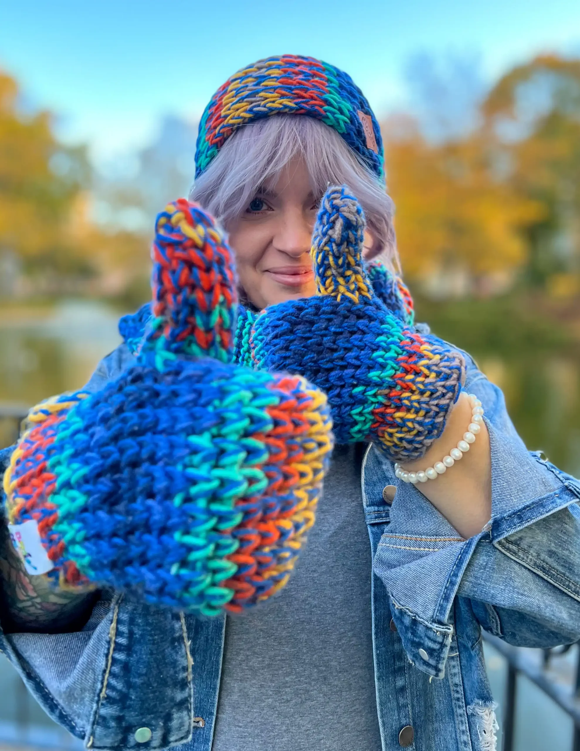 Rękawiczki handmade ze sznureczkiem ,,Górski potok" 110 mega cieple kolorowe rekawiczki dziergane