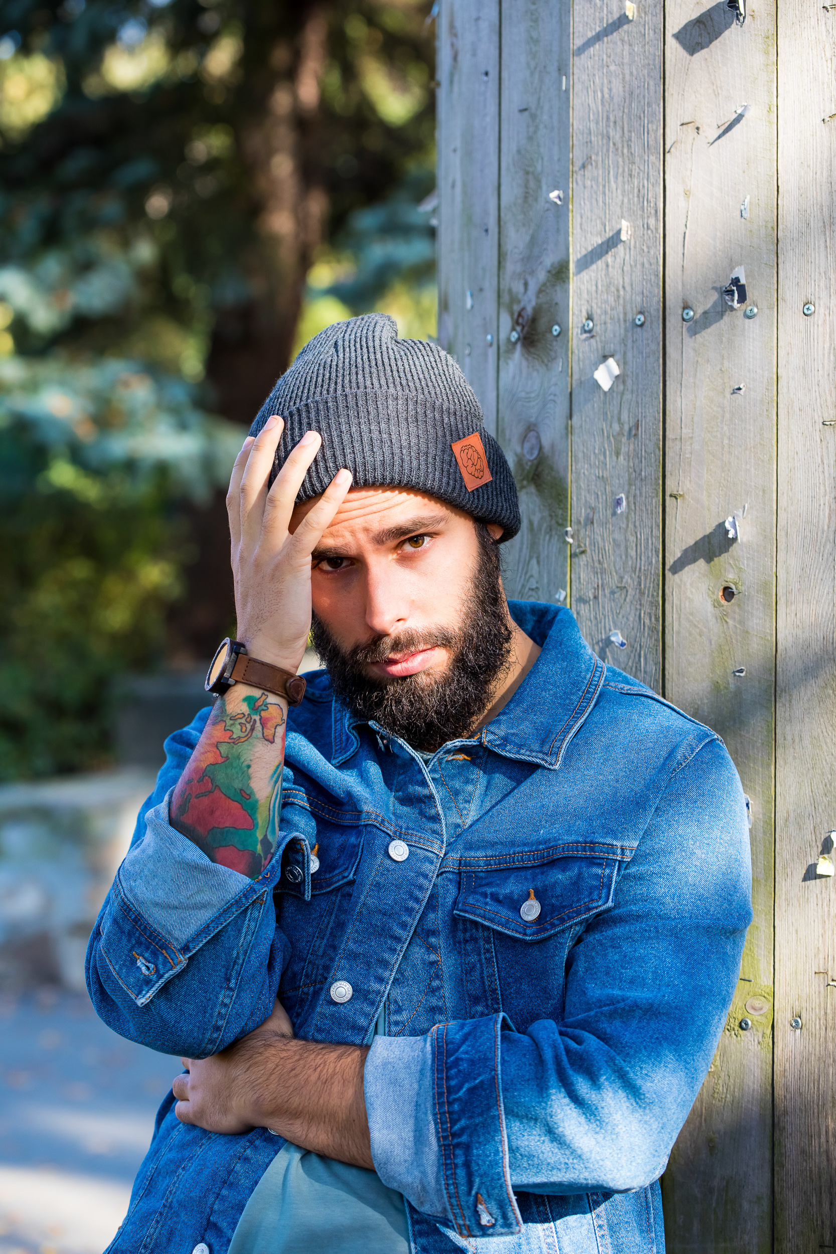 Męska czapka long logo ekoskórka "Ciemny szary" 65 meska ciemno szara beanie