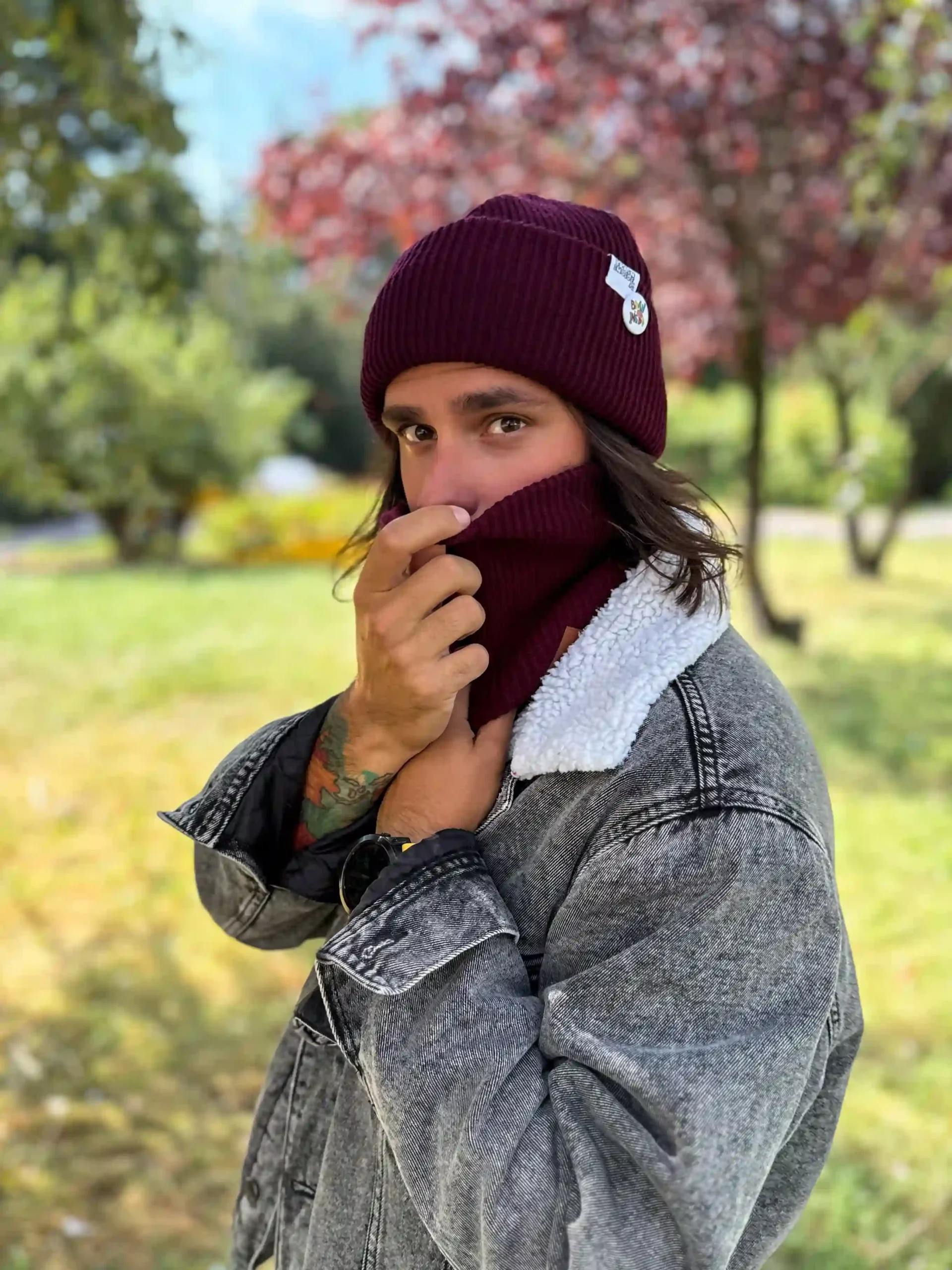 Męska czapka wywijana logo kolorowe "Bordo" 6 meska czapka beanie scaled 1