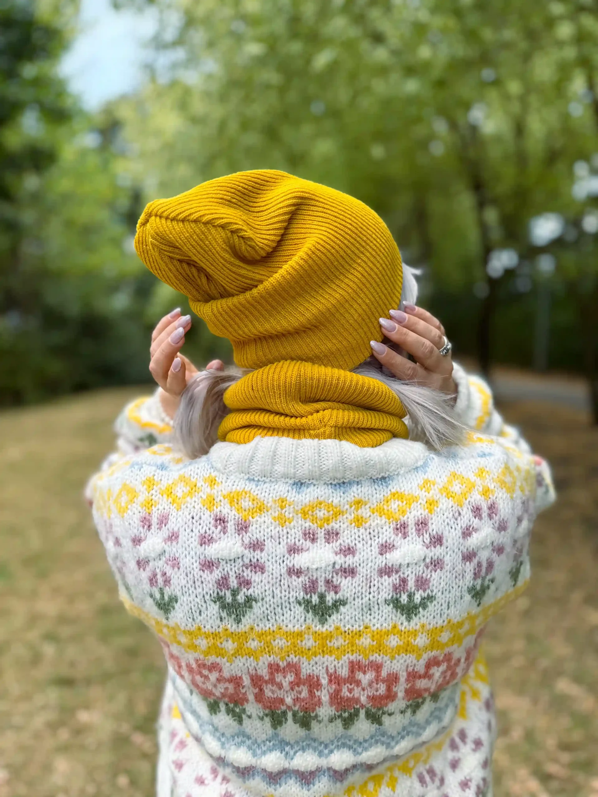 Czapka slouchy logo kolorowe "Miodowa" 41 musztardowy komin na szyje damski scaled 1