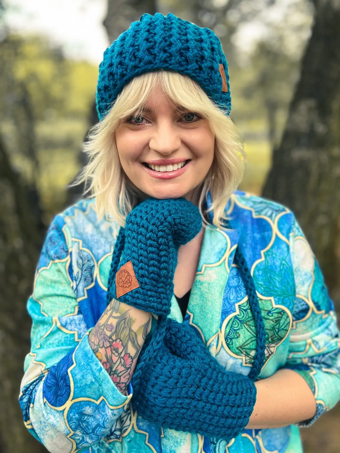 Luźna czapka z pomponem FOLLOW ME ,,Morski" 13 niebieska ciepła czapka na narty