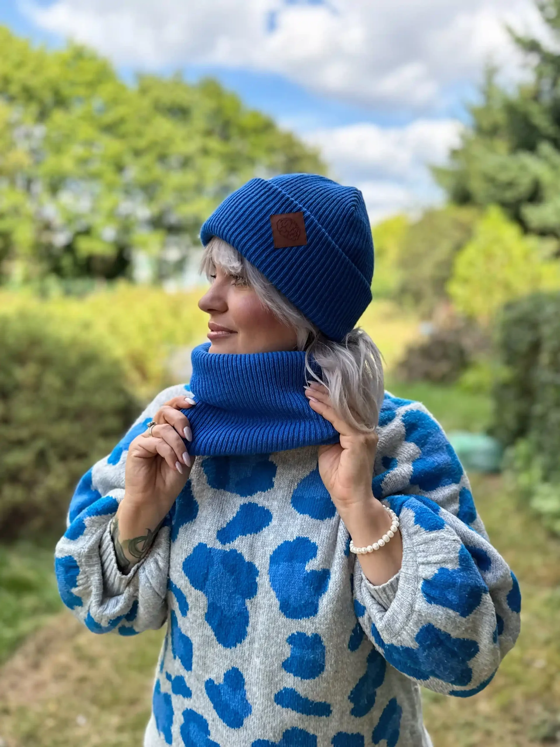Czapka beanie logo ekoskórka "Niebieski Kobalt" 96 niebieska czapka damska