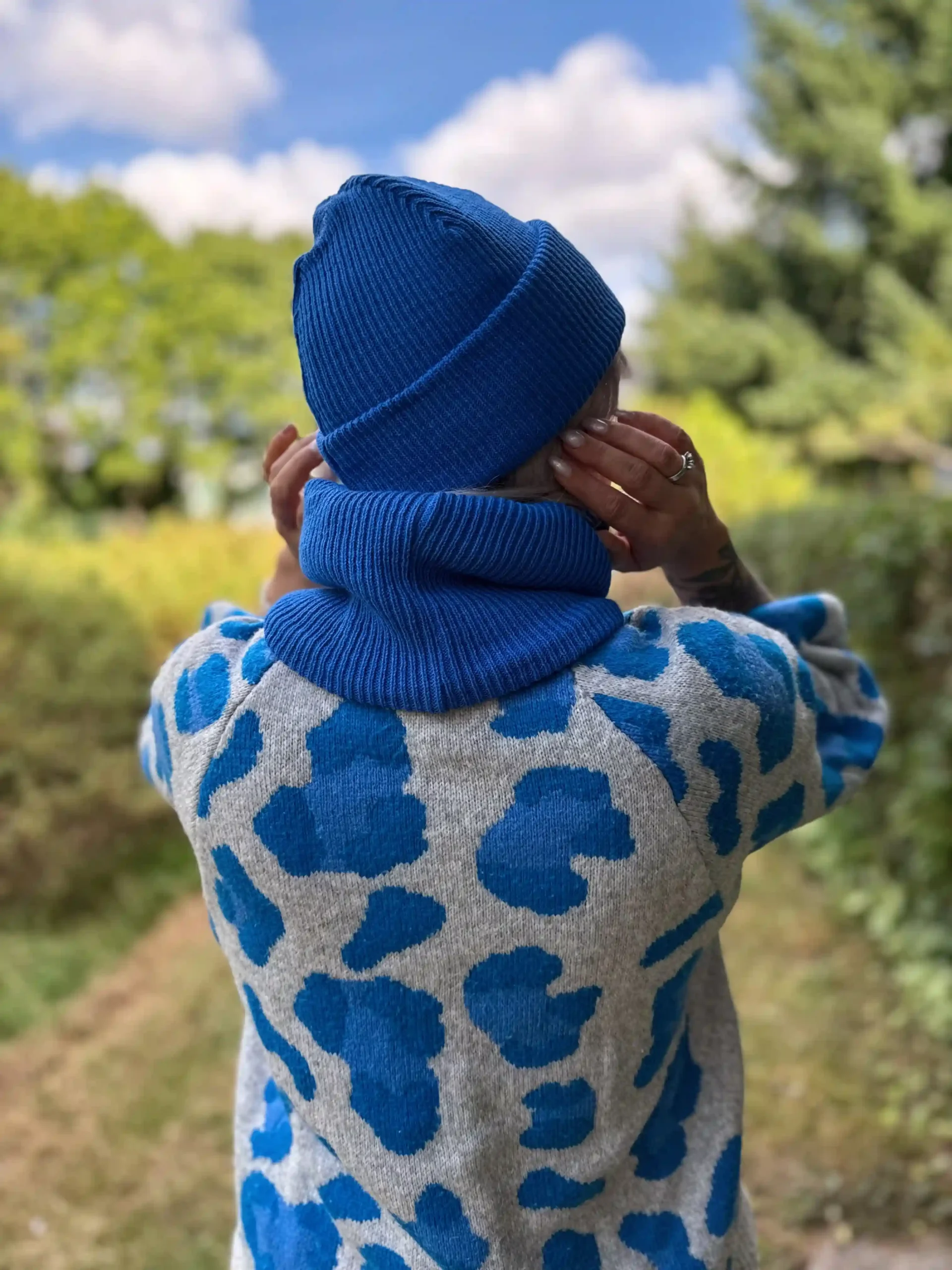 Czapka beanie logo ekoskórka "Niebieski Kobalt" 100 niebieska czapka męska