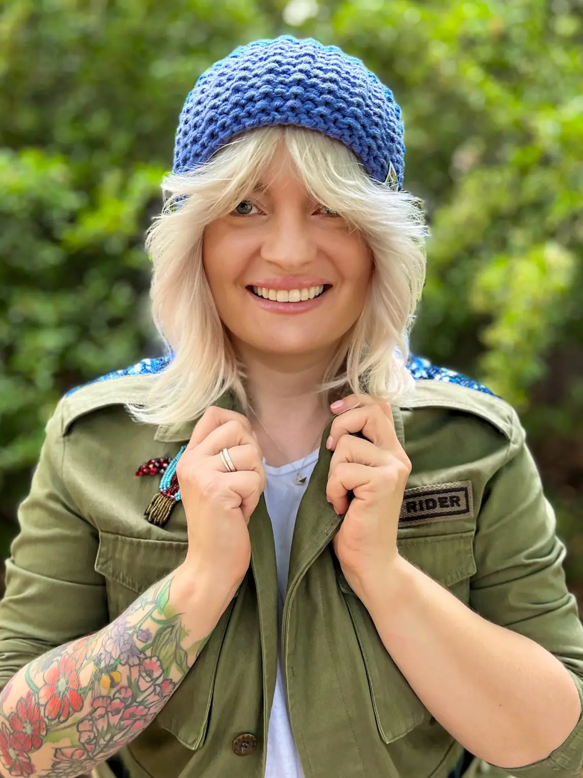 Czapka zimowa bez pompona NEVERLAND "Niebieskie paski" 12 niebieska luzna czapka