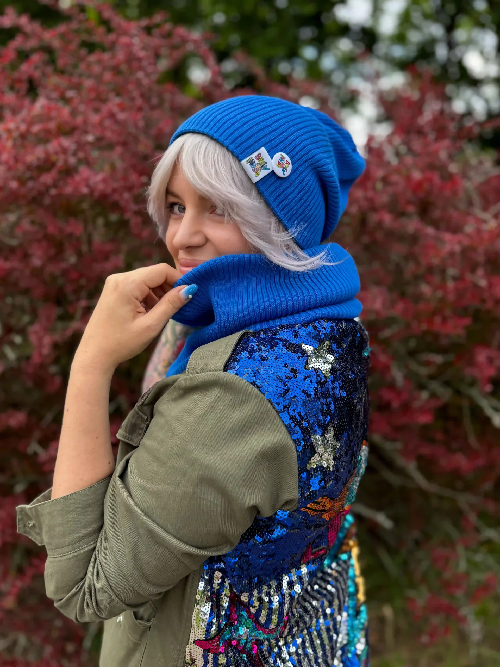 Luźna czapka z bawełny logo kolorowe "Niebieski Kobalt" 23 oversized beanie bawelna niebieska scaled 1