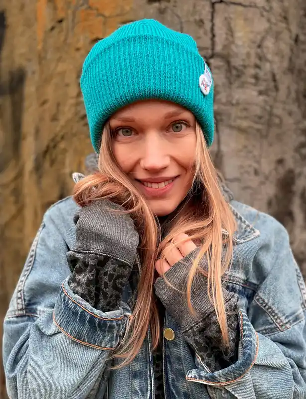 Czapka slouchy logo kolorowe "Turkus" 95 peacock blue beanie Brain Inside
