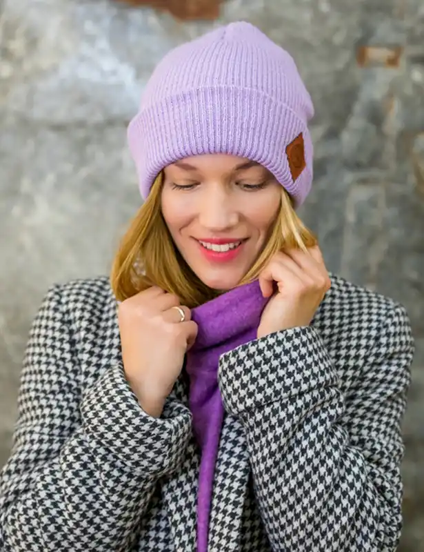 Czapka beanie logo ekoskórka "Jasny fiolet" 118 piękna-lawendowa-czapka-brain-inisde-fioletowa