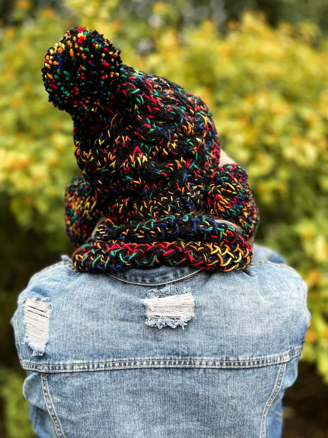 Krótka czapka zimowa HAPPY ,,Czarne czerwienie" 10 pompon merino