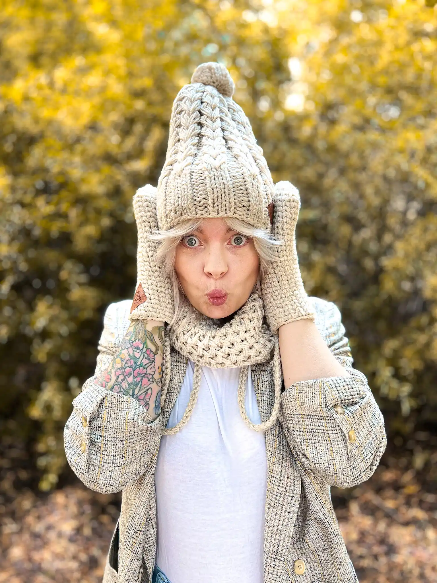 Rękawiczki handmade ze sznureczkiem ,,Jasny beż" 24 pomysl na prezent urodzinowy