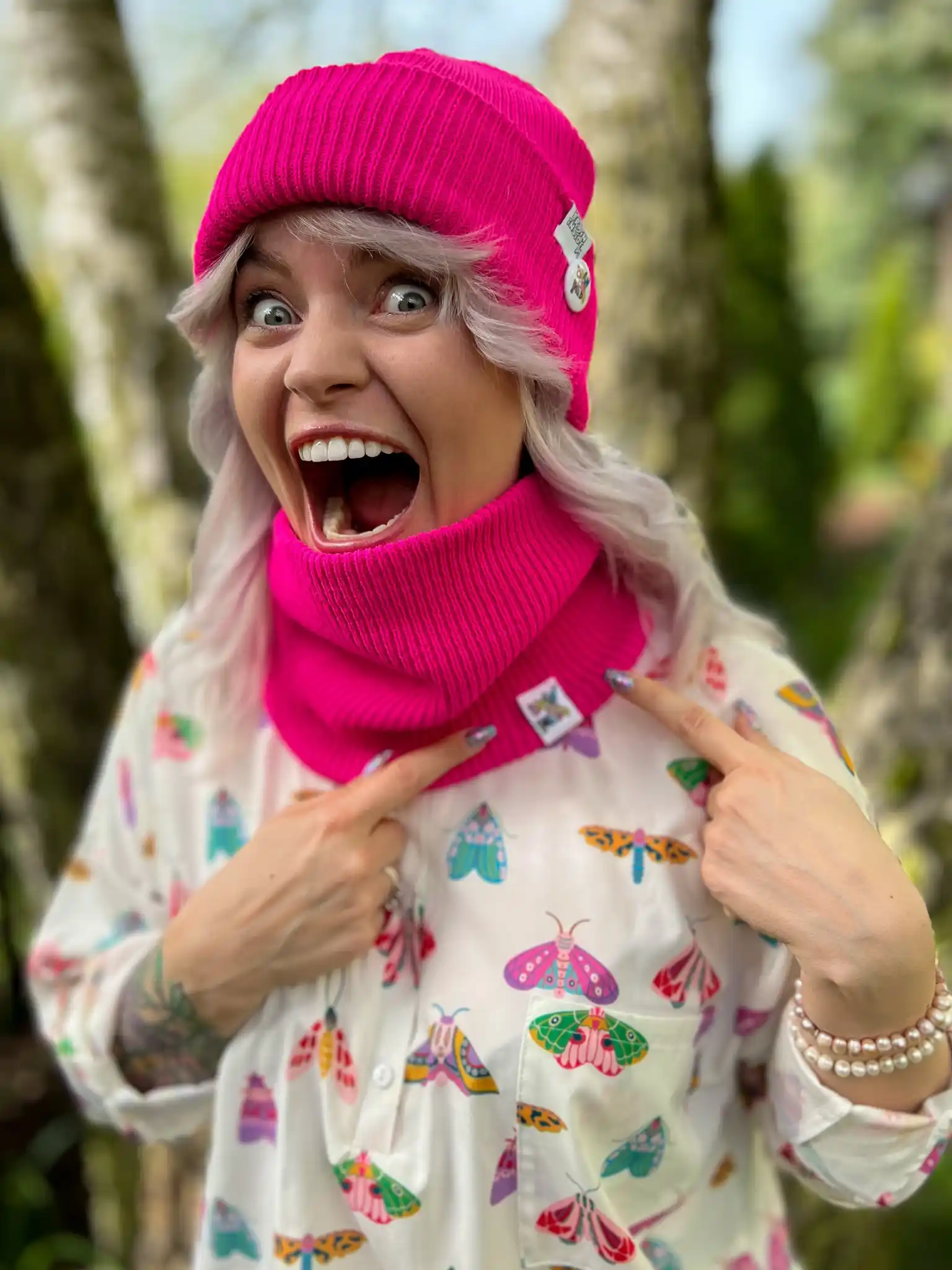 Czapka wywijana logo kolorowe "Neonowy różowy" 16 komin zimowy różowa Szalina