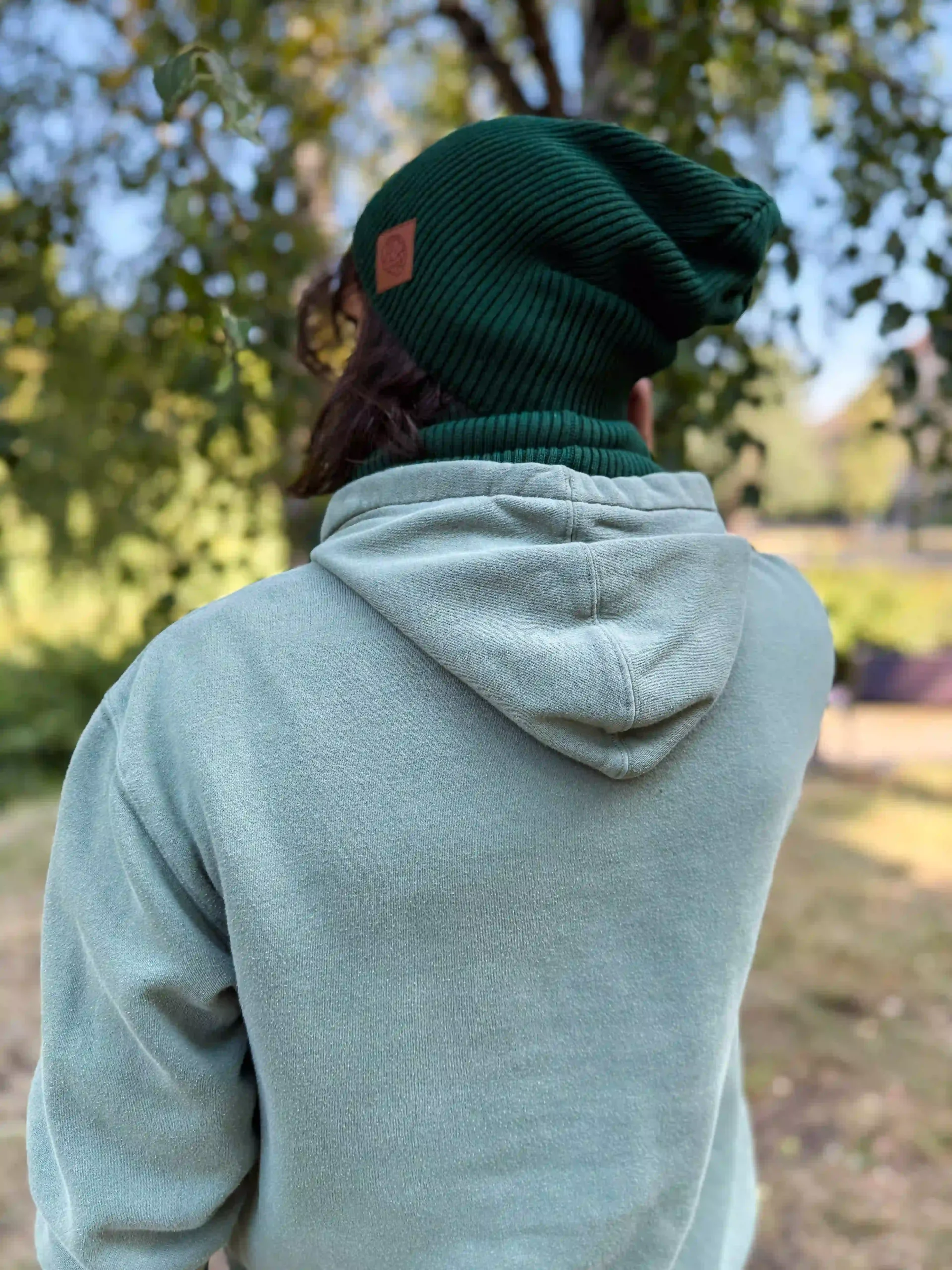 Męska bawełniana czapka jesienna logo ekoskórka "Zielony" 166 slouchy beanie green scaled 1