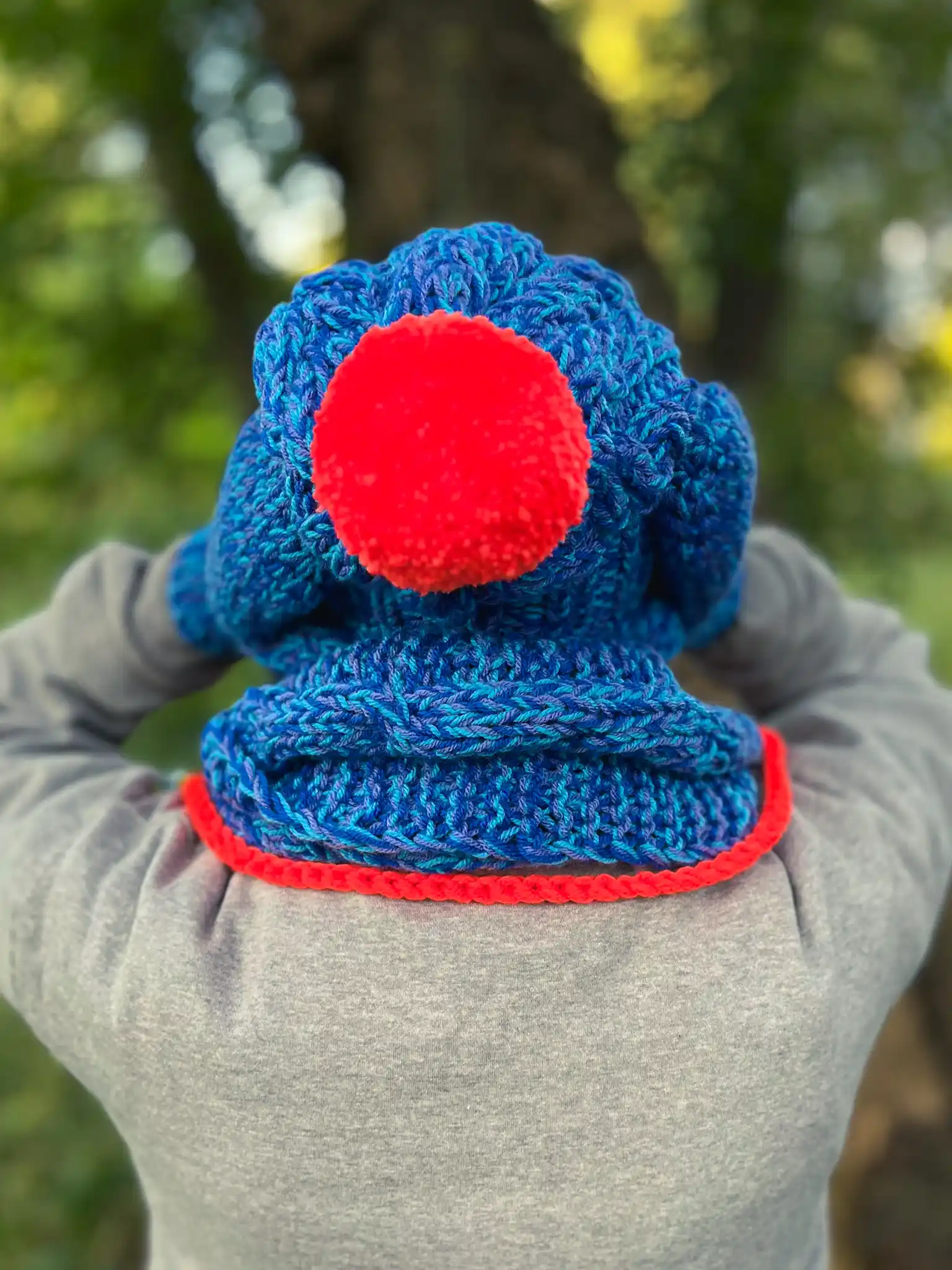 Kolorowa zimowa czapka ENDORFINA "Niebieskości" 33 super pompon