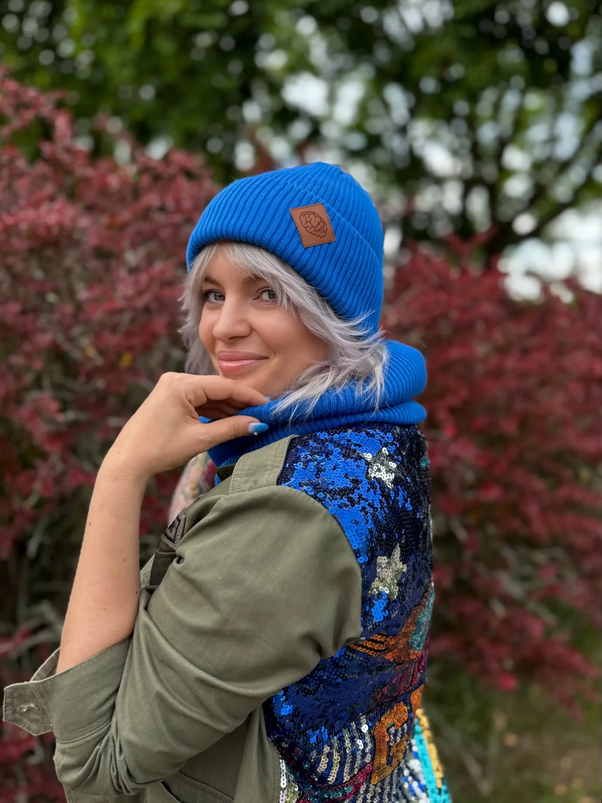 Bawełniana czapka beanie logo ekoskórka "Niebieski Kobalt" 31 szal na jesien scaled 1