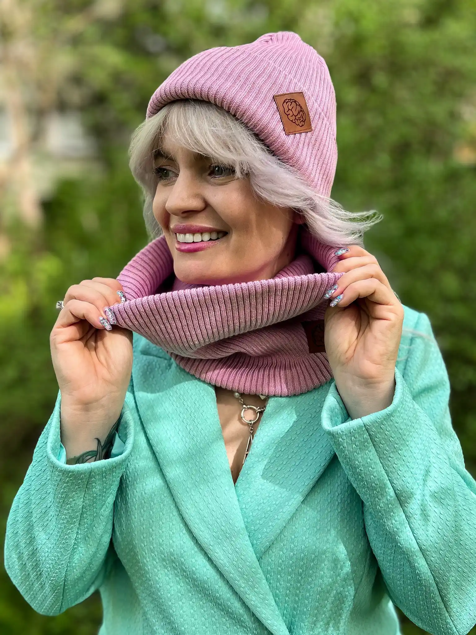 Bawełniana czapka beanie logo ekoskórka "Brudny róż" 33 szal z bawelny